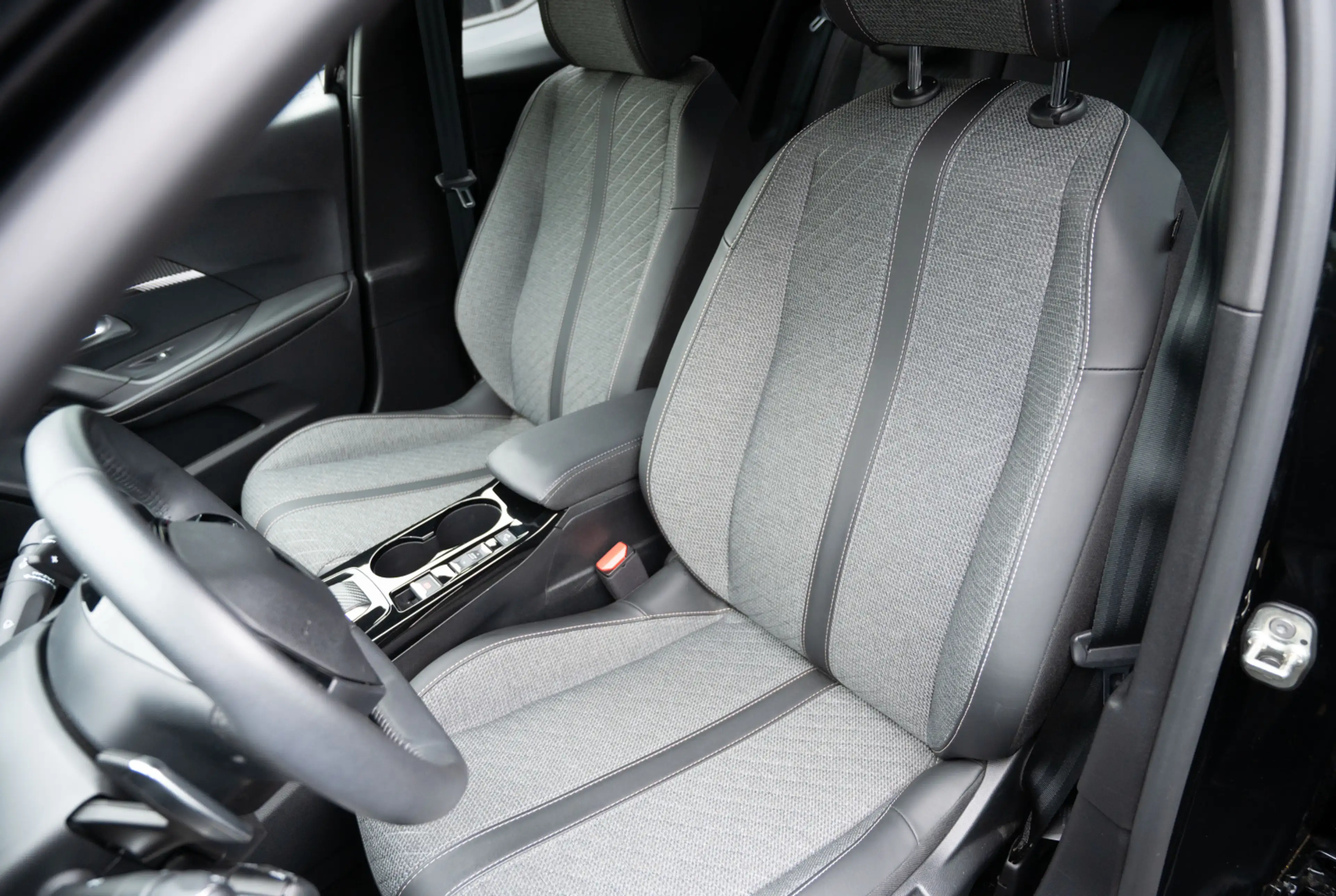 Peugeot 2008 Allure 1.2 PureTech 130 EAT8 *GW-TOP-DEAL* — photo 6
