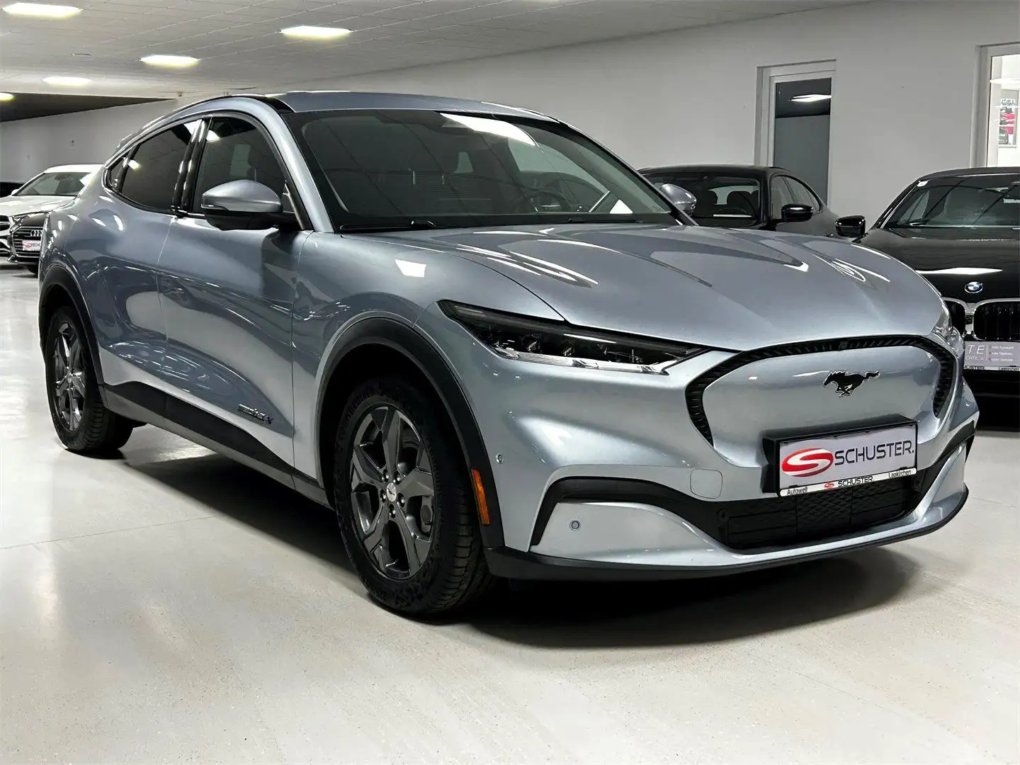 Ford Mustang Mach-E 88kWh Elektro Extended Range Silber - 1