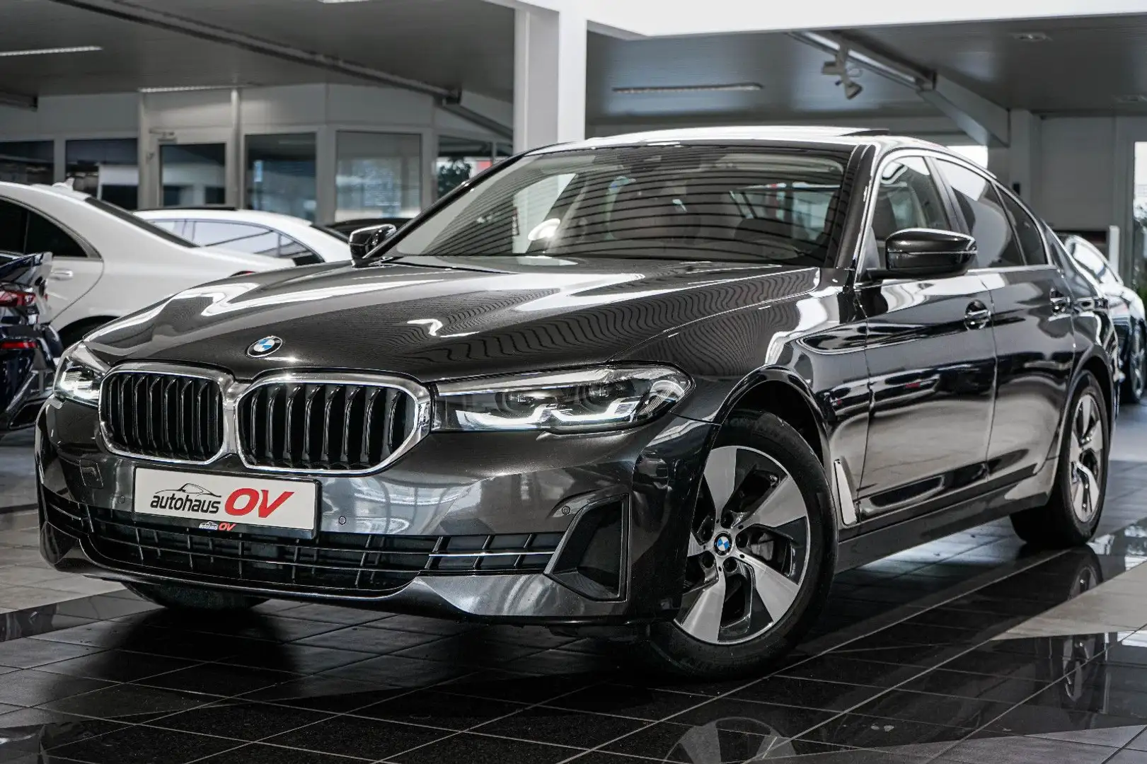 BMW 520 d xDrive*Individual*Driving Assistant*EgSD* Gris - 1