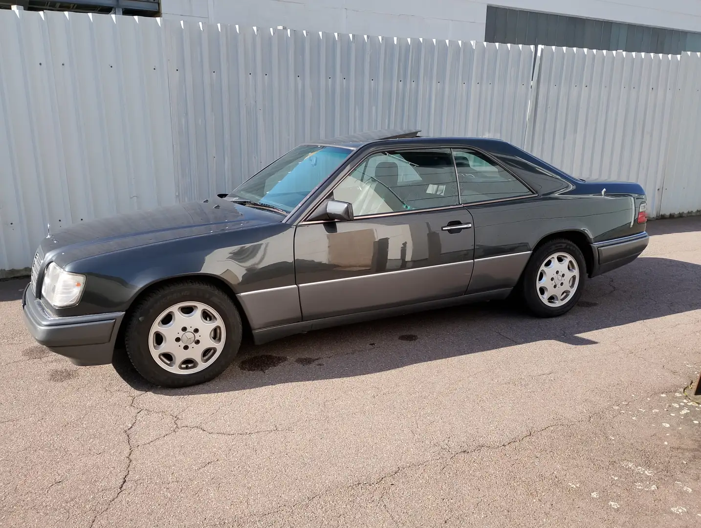 Mercedes-Benz E 220 E 220 Coupe Leder Klima Ahk schwarz/schwarz Schwarz - 1