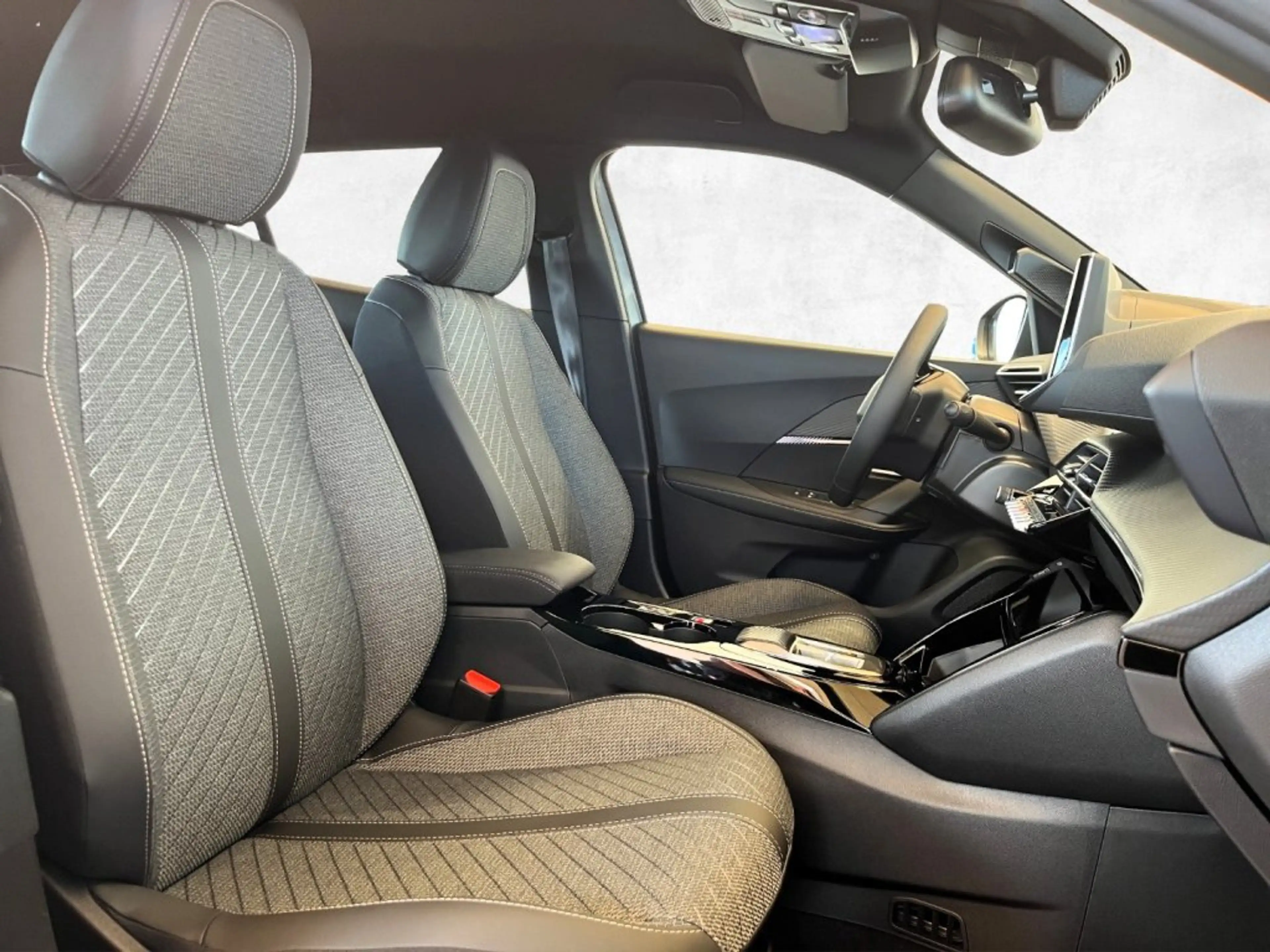 Peugeot 2008 Allure MHEV 110 e-DCS6 — photo 17
