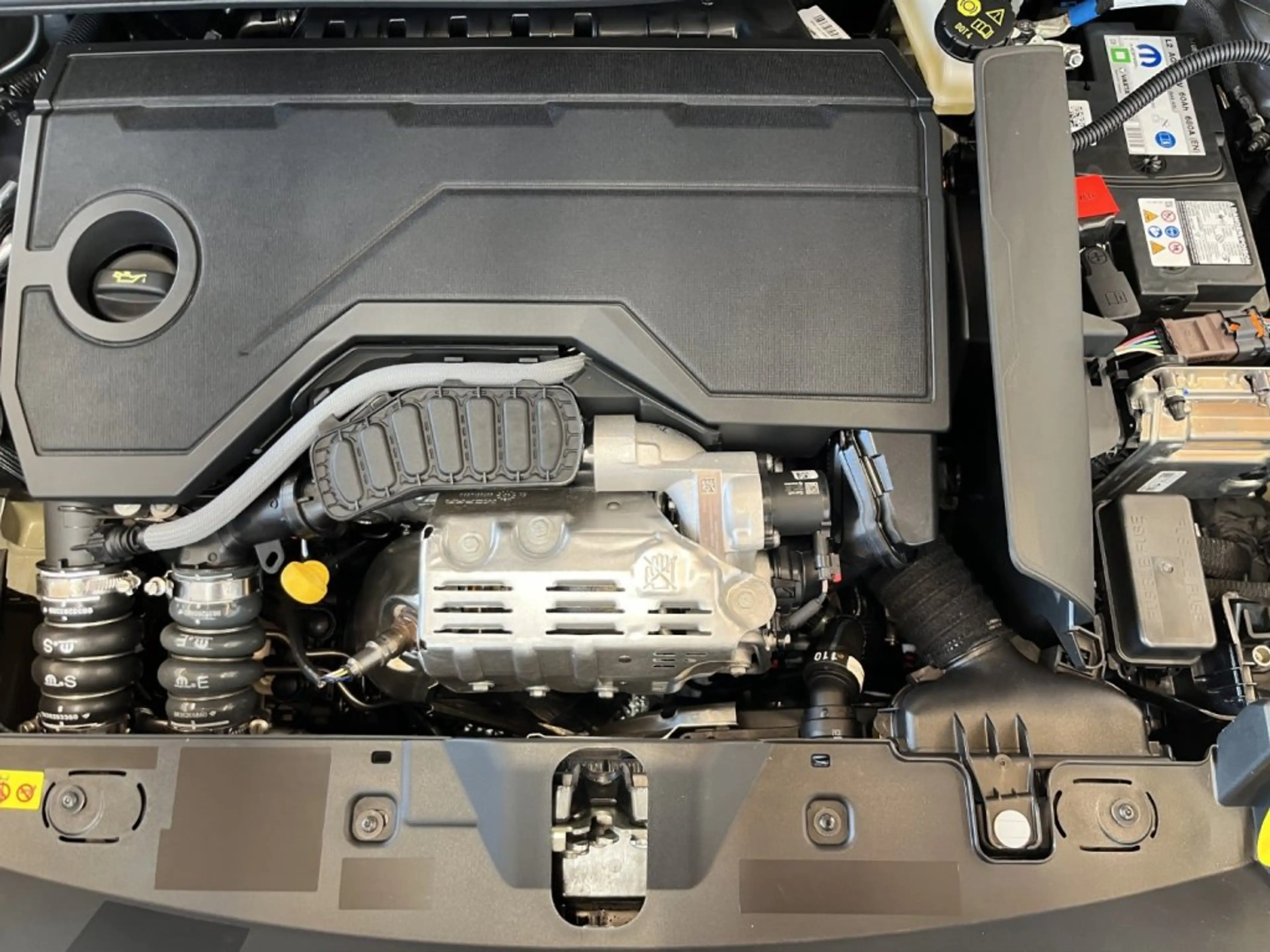 Peugeot 2008 Allure MHEV 110 e-DCS6 — photo 19
