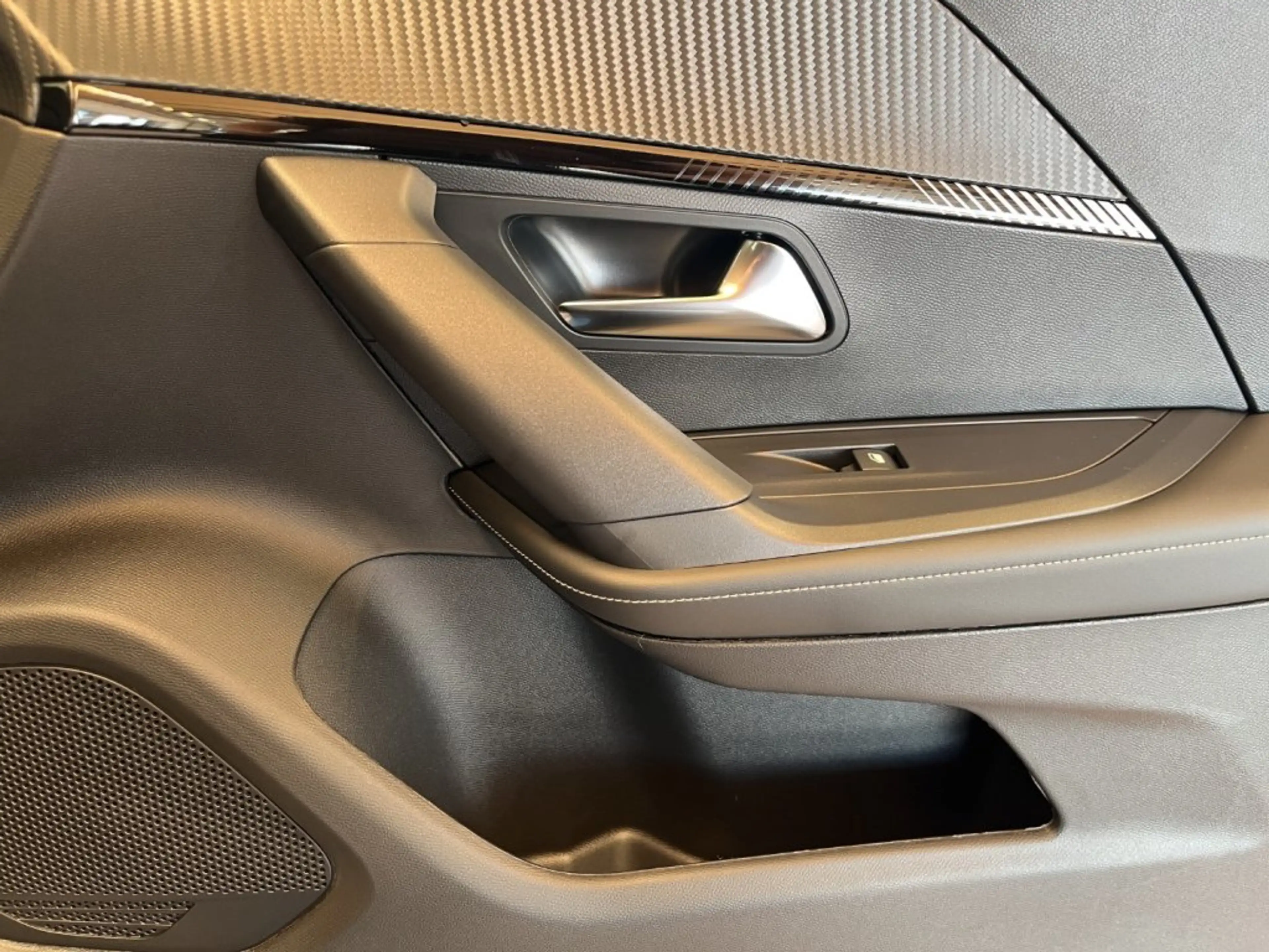 Peugeot 2008 Allure MHEV 110 e-DCS6 — photo 16