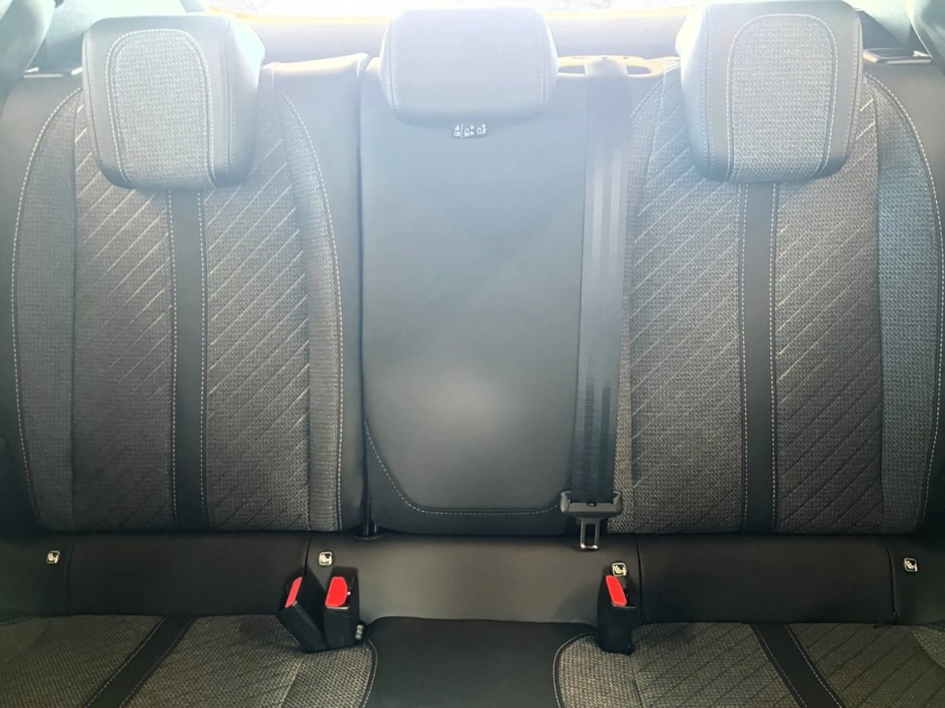 Peugeot 2008 Allure MHEV 110 e-DCS6 — photo 13