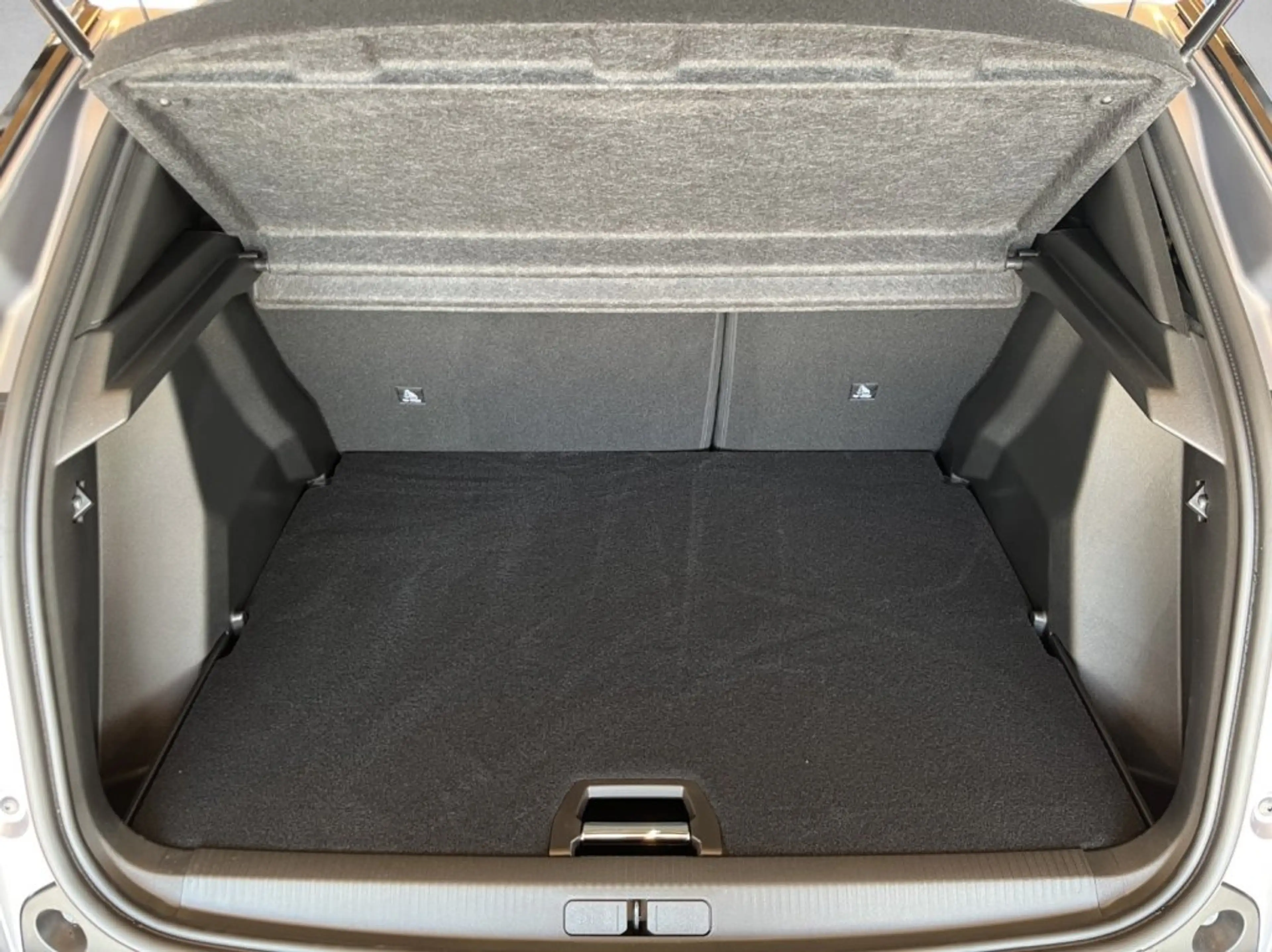 Peugeot 2008 Allure MHEV 110 e-DCS6 — photo 18