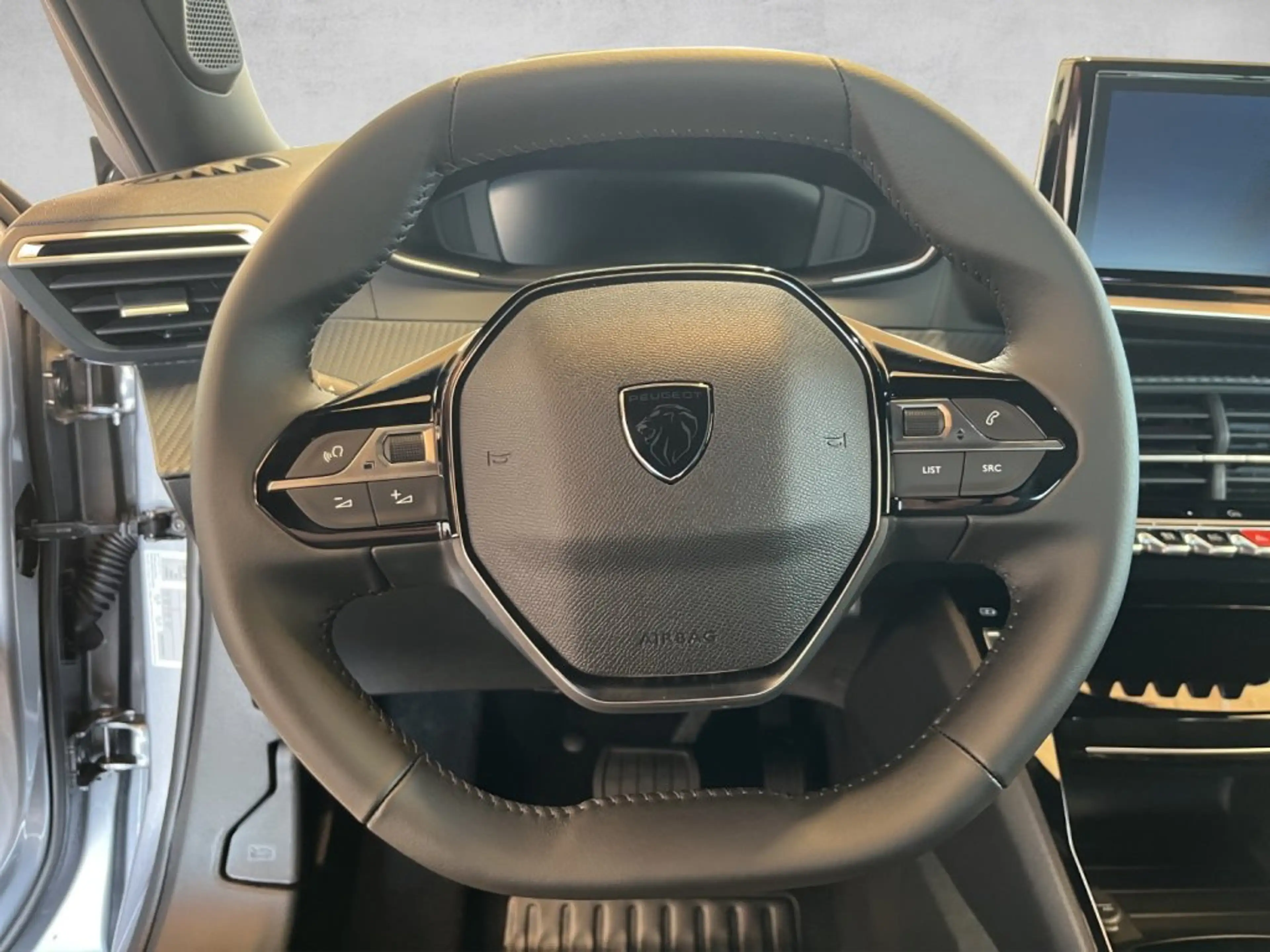 Peugeot 2008 Allure MHEV 110 e-DCS6 — photo 10