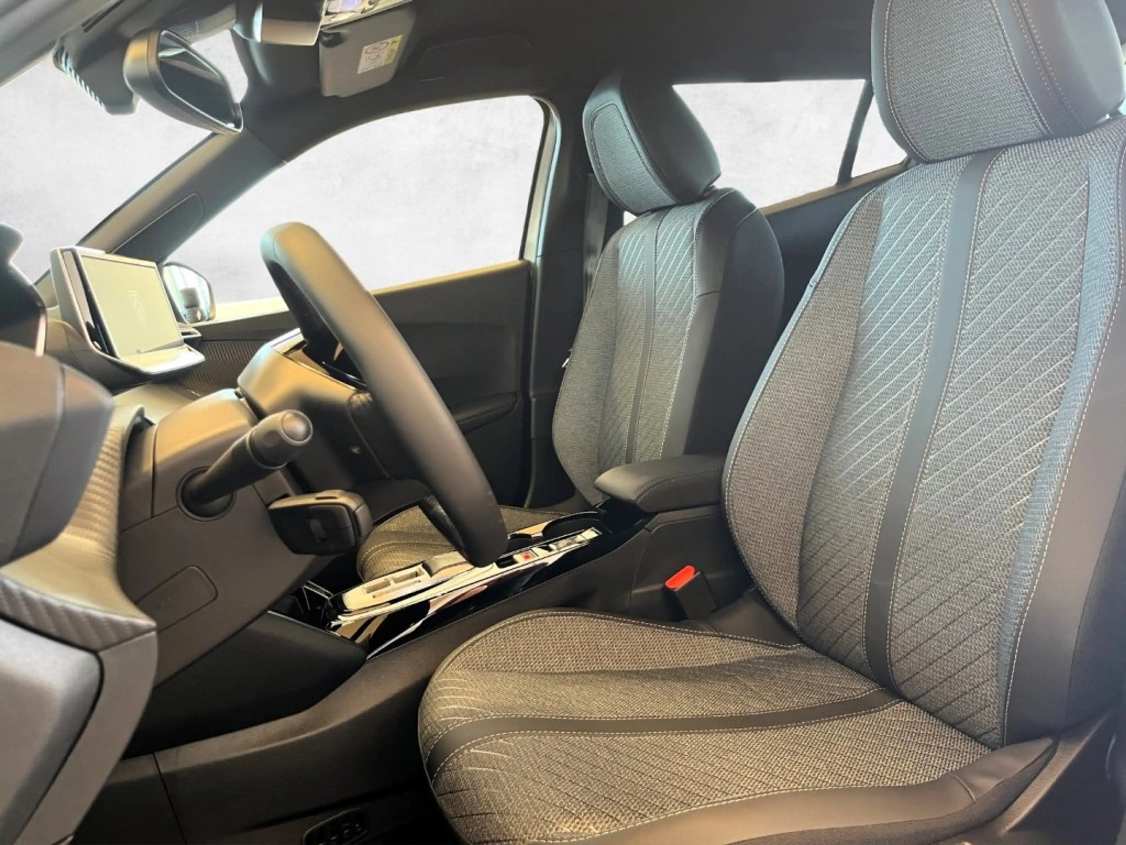 Peugeot 2008 Allure MHEV 110 e-DCS6 — photo 9