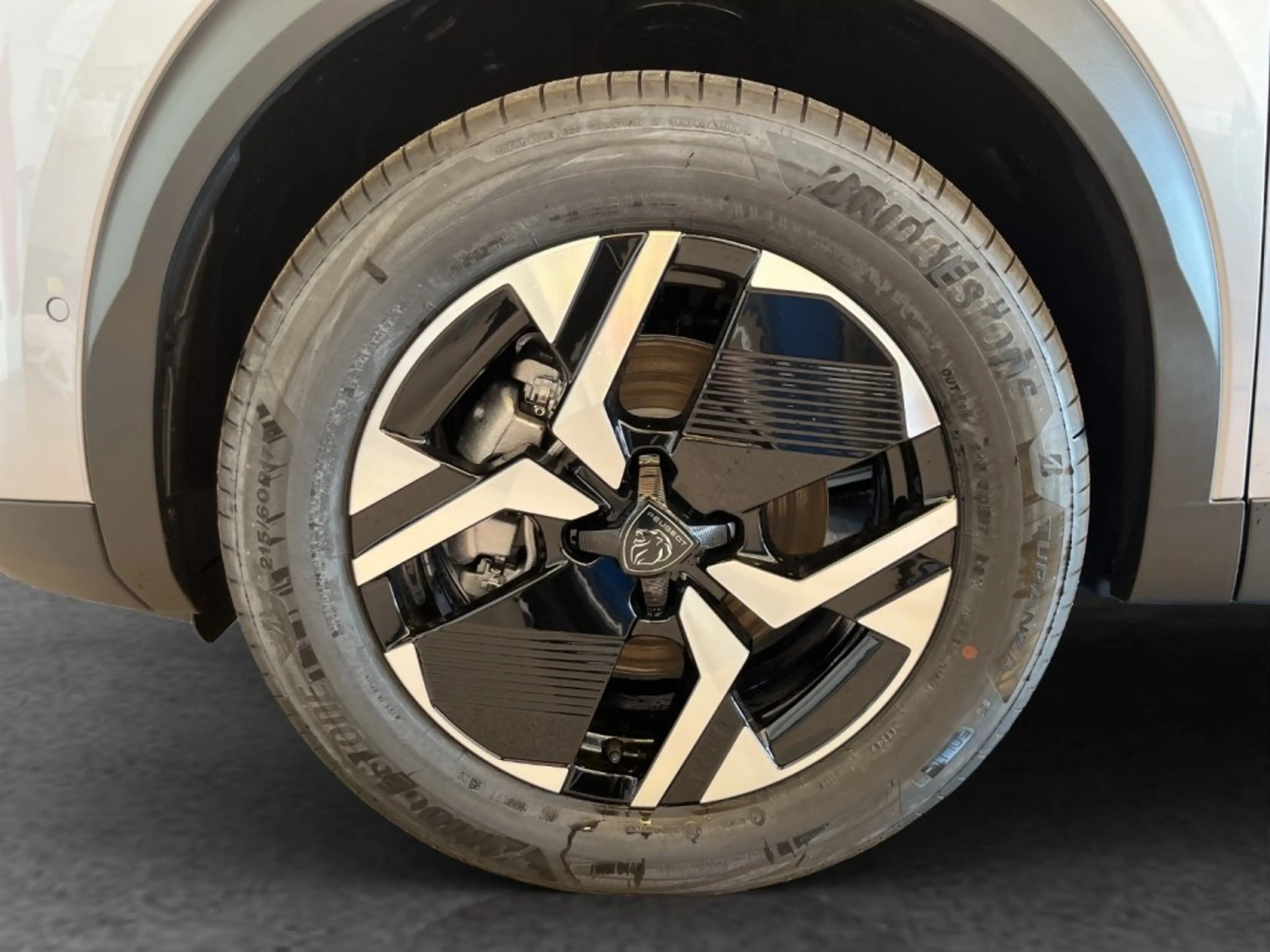 Peugeot 2008 Allure MHEV 110 e-DCS6 — photo 20