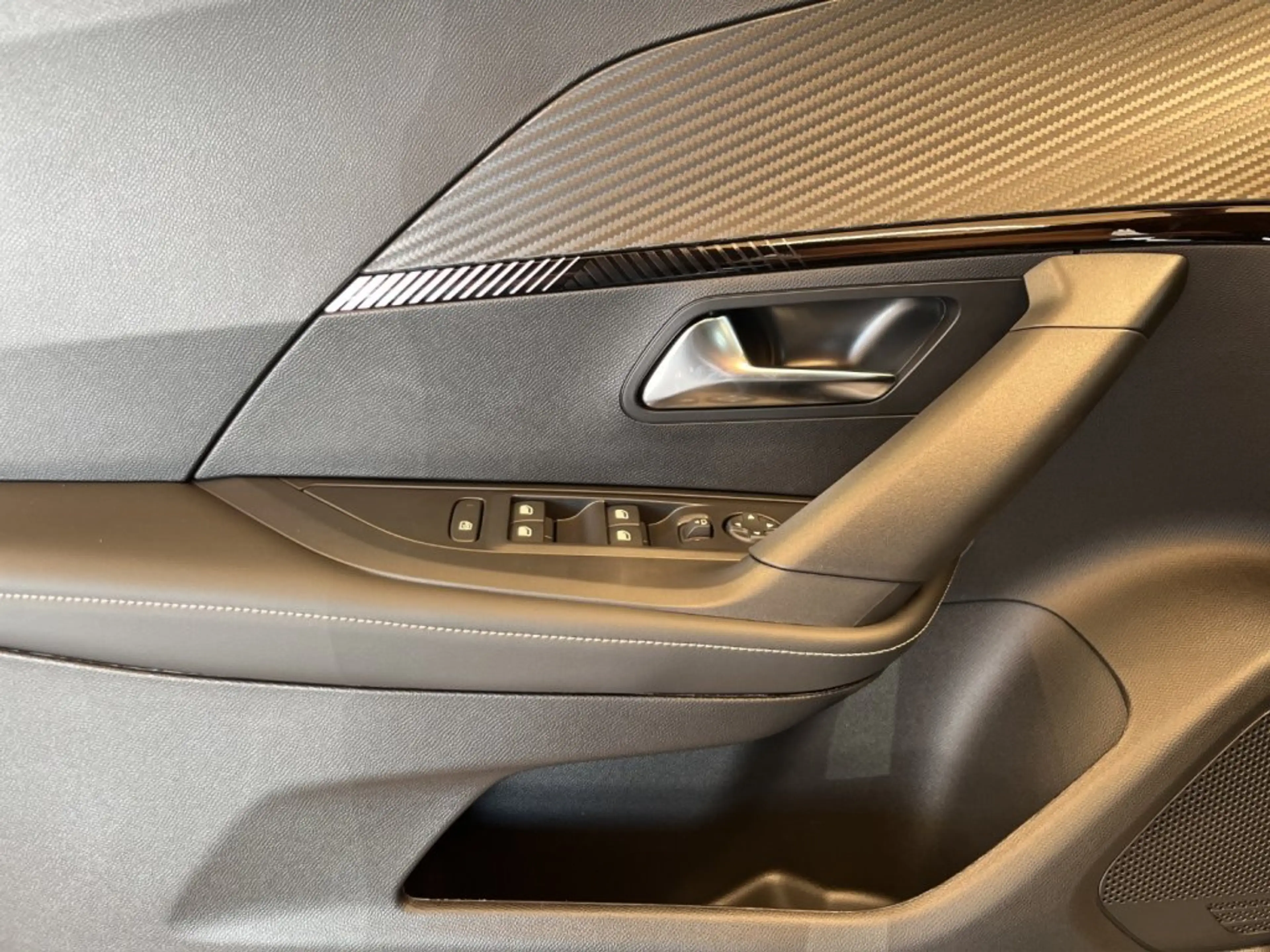 Peugeot 2008 Allure MHEV 110 e-DCS6 — photo 12