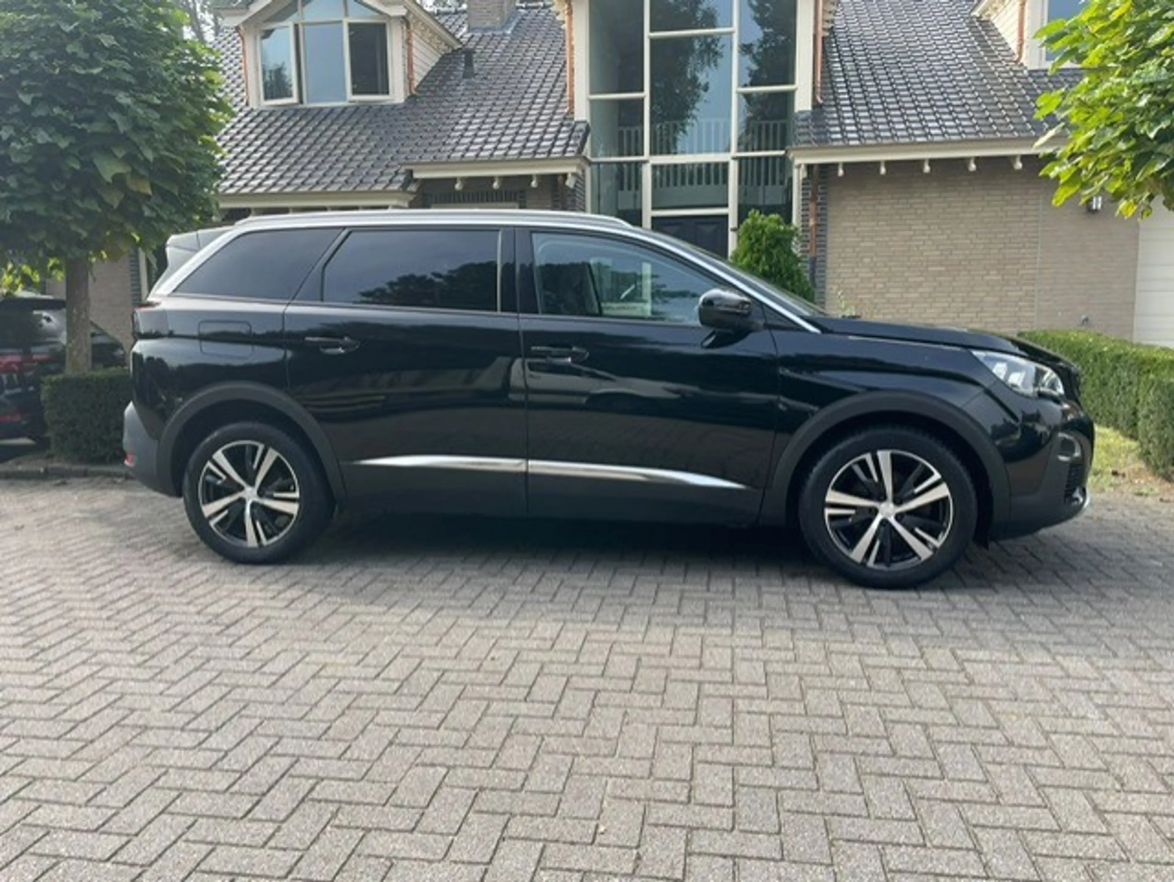 Peugeot 5008 1.2 PureTech Allure — photo 2