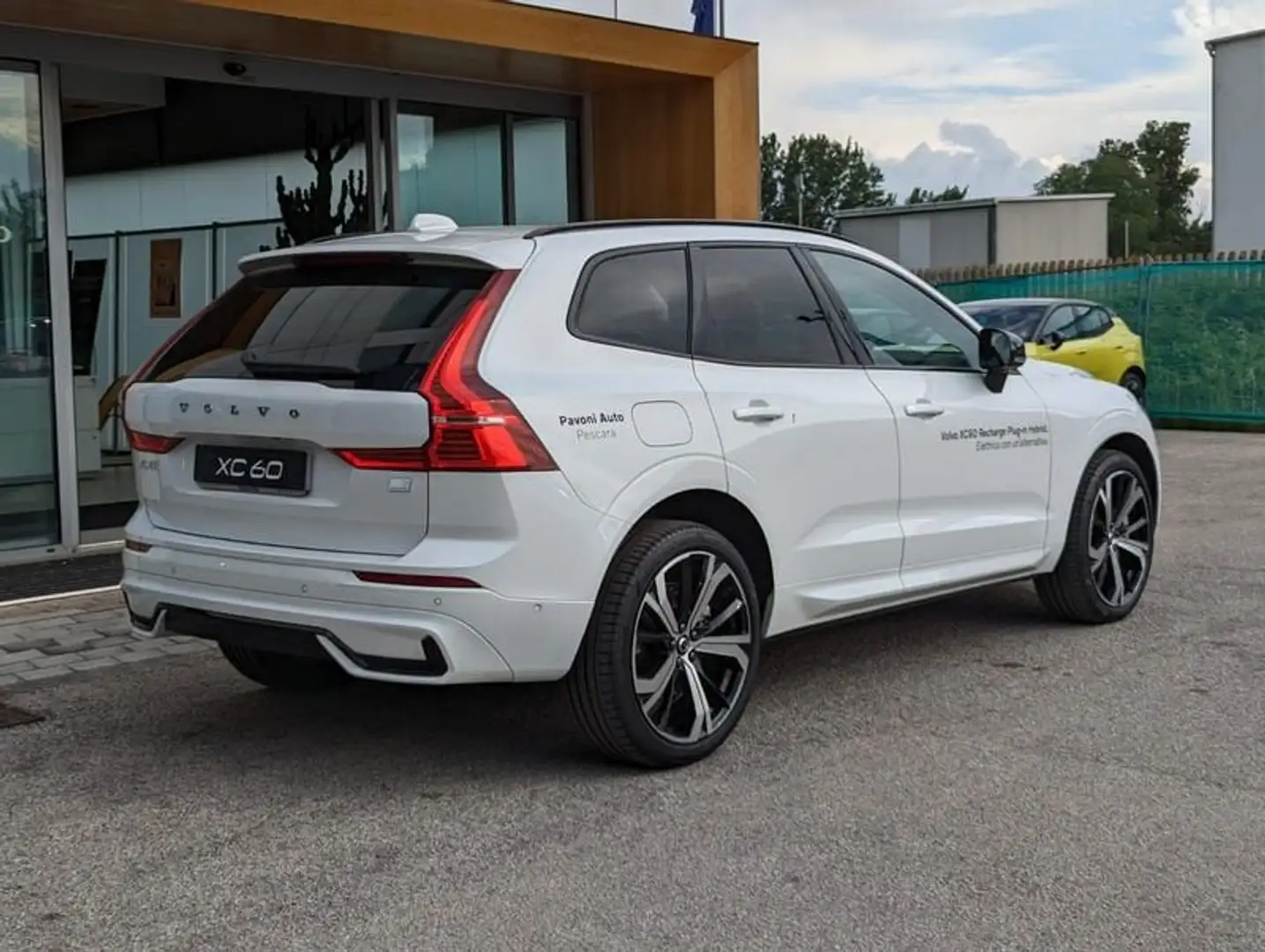 Volvo XC60 T6 Plug-in hybrid AWD automatico Ultra Dark Bianco - 2