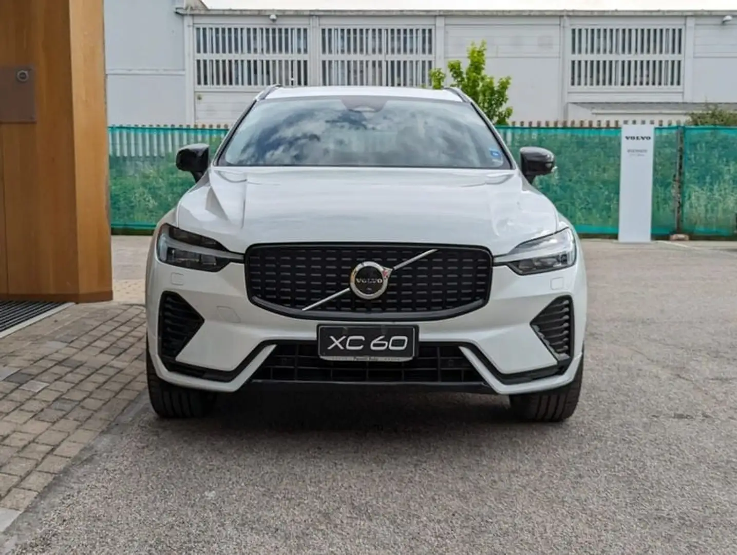 Volvo XC60 T6 Plug-in hybrid AWD automatico Ultra Dark Bianco - 1