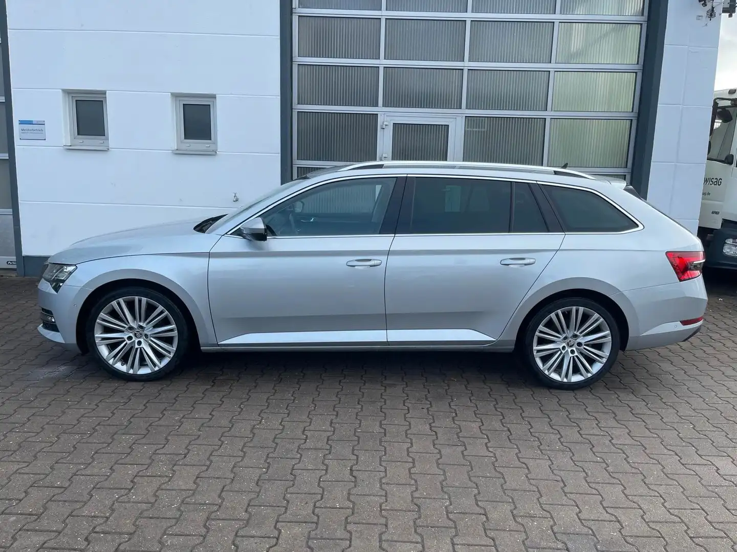 Skoda Superb Combi Style/1HD/DSG/MWST/SHZ/KAMERA Silber - 2