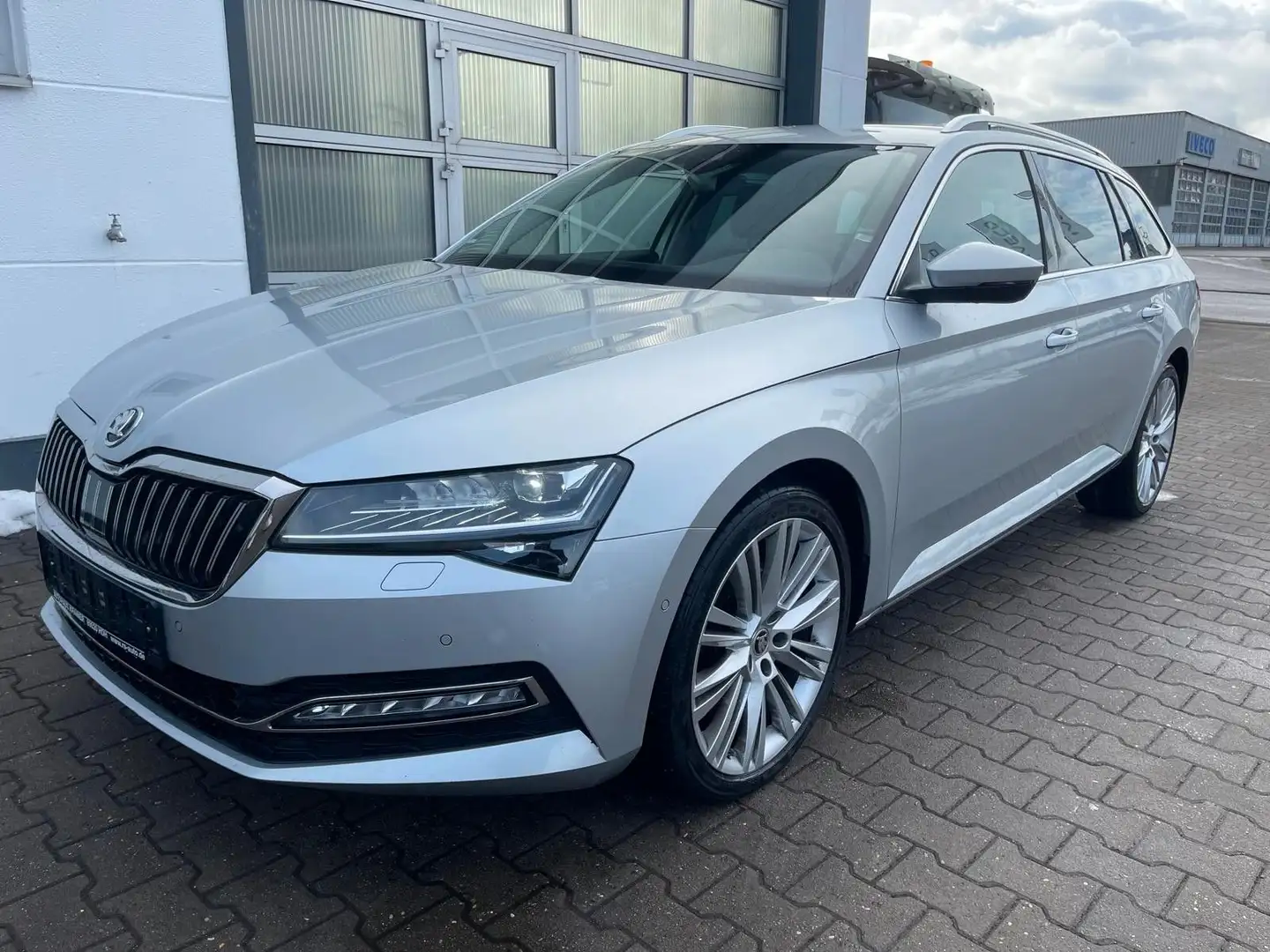 Skoda Superb Combi Style/1HD/DSG/MWST/SHZ/KAMERA Silber - 1