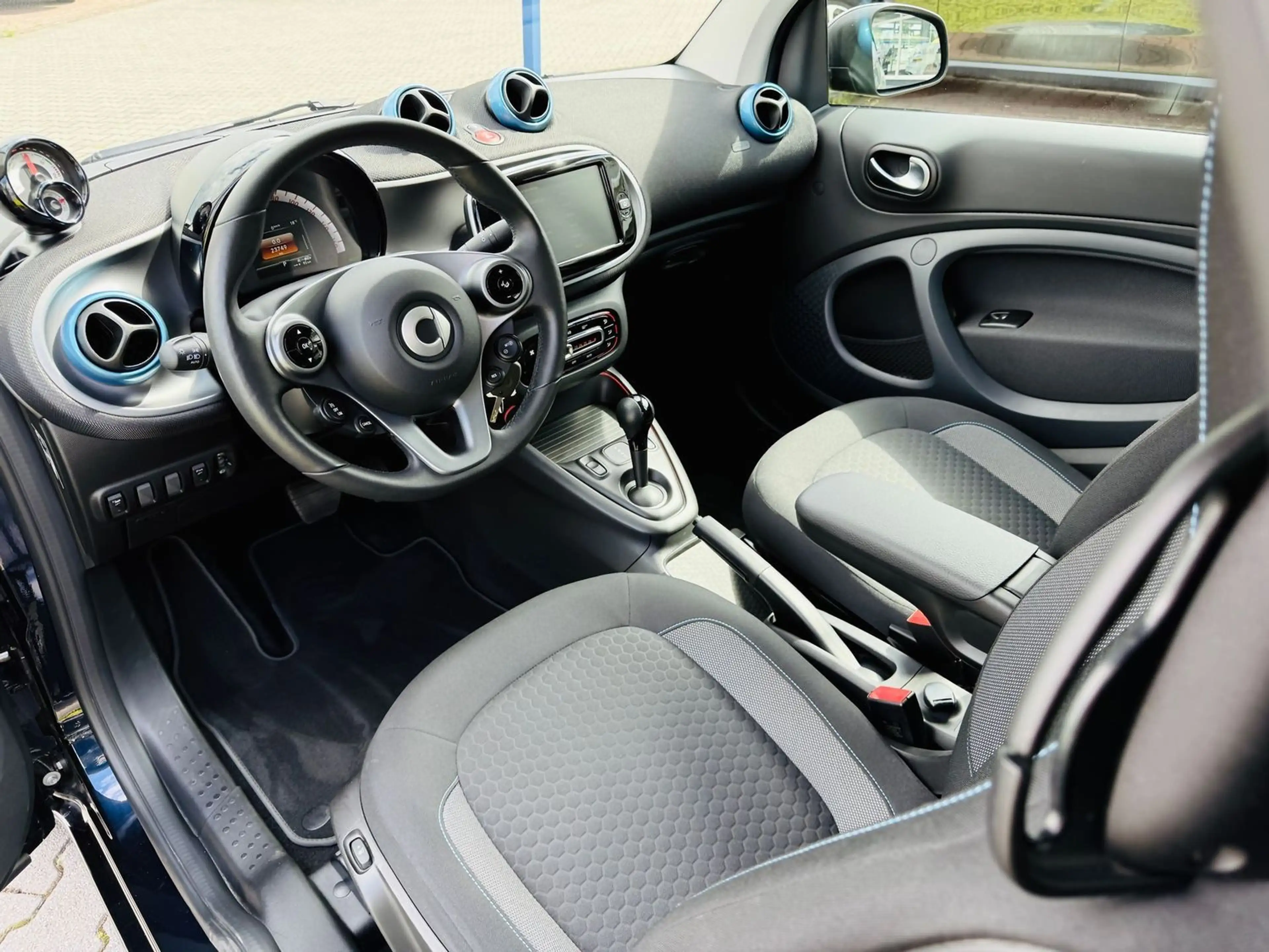smart forTwo EQ CABRIO EXCLUSIVE, LED, PTS, RFK, W-Paket, SHZ, — photo 11