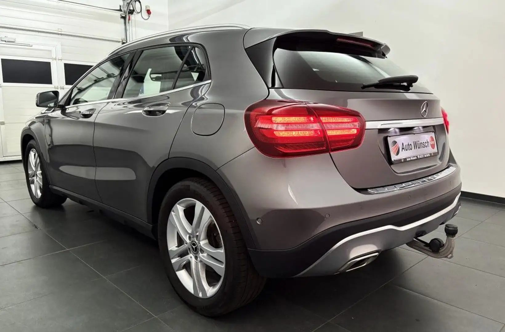 Mercedes-Benz GLA 180 Urban LED-High-Perf.#Navi#AHK#18''- LM Gris - 2