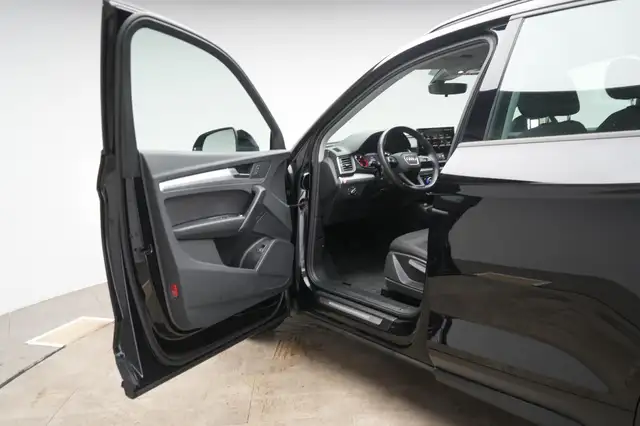 Audi Q5 view 11