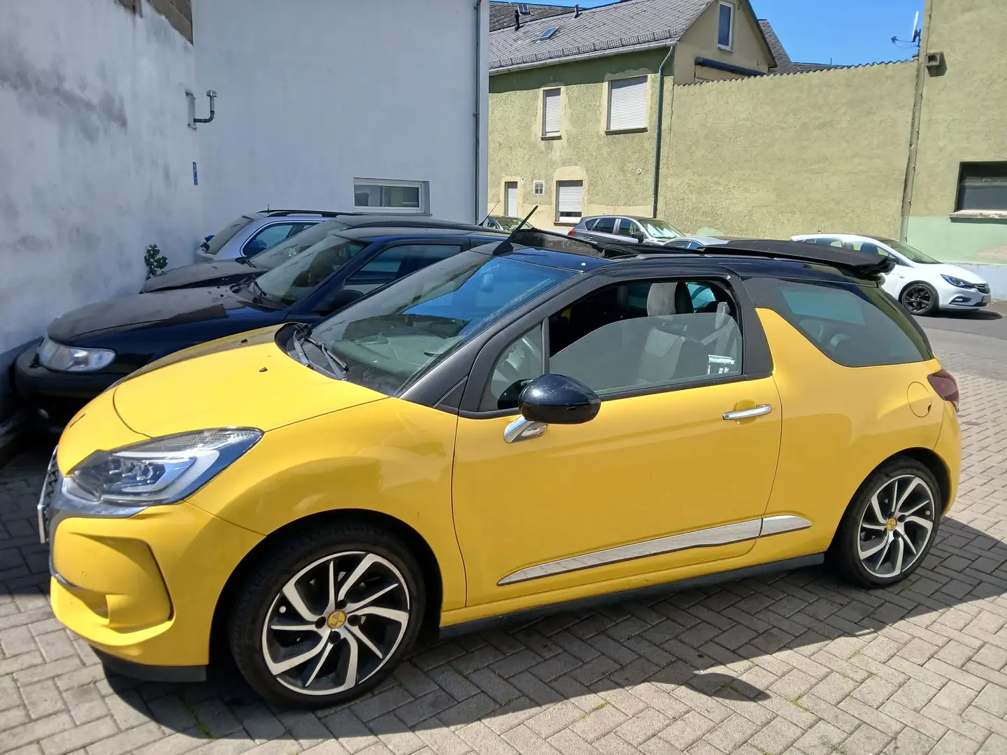 DS Automobiles DS 3 ADBlue Cabriolet 120 PS Gelb - 1