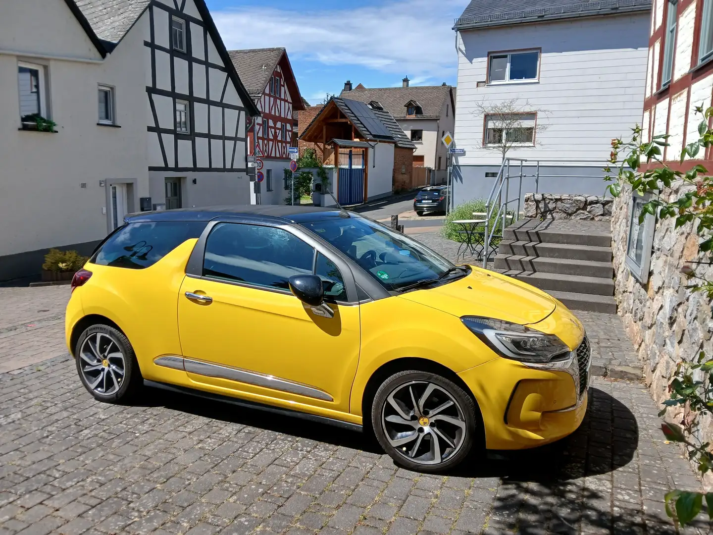DS Automobiles DS 3 ADBlue Cabriolet 120 PS Gelb - 2