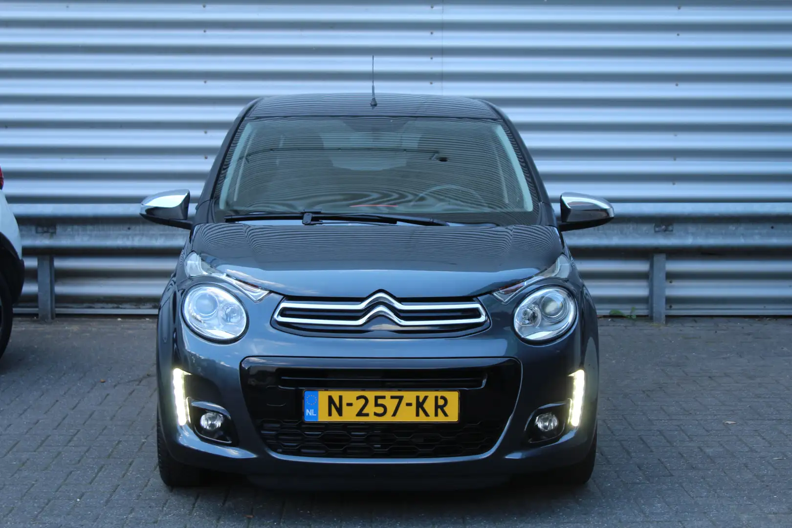 Citroen C1 1.2 82pk Shine 5 Deurs Clima Navi Camera Stoelverw Grijs - 2
