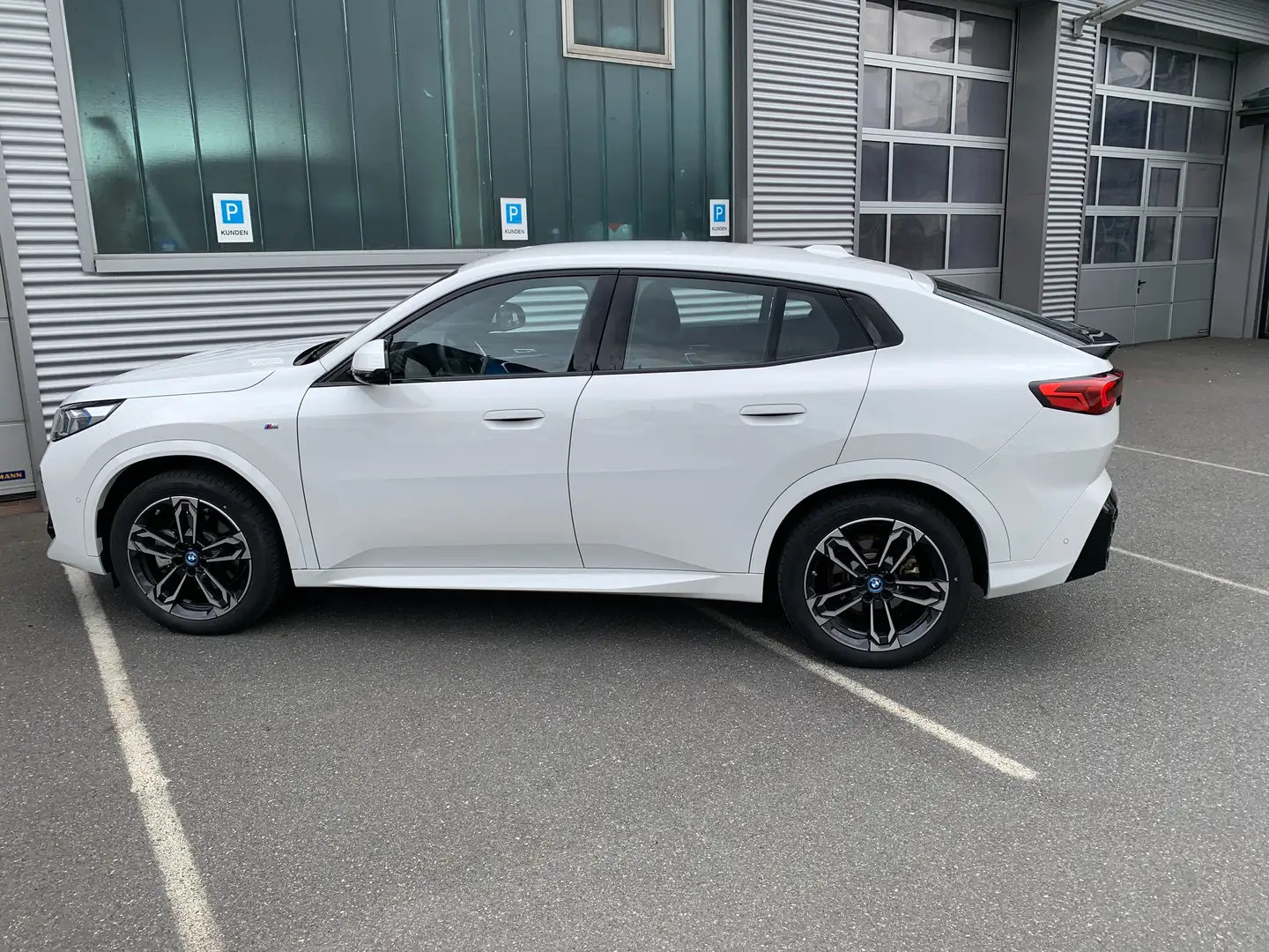 BMW iX2 30 xDrive M Sport Alb - 2