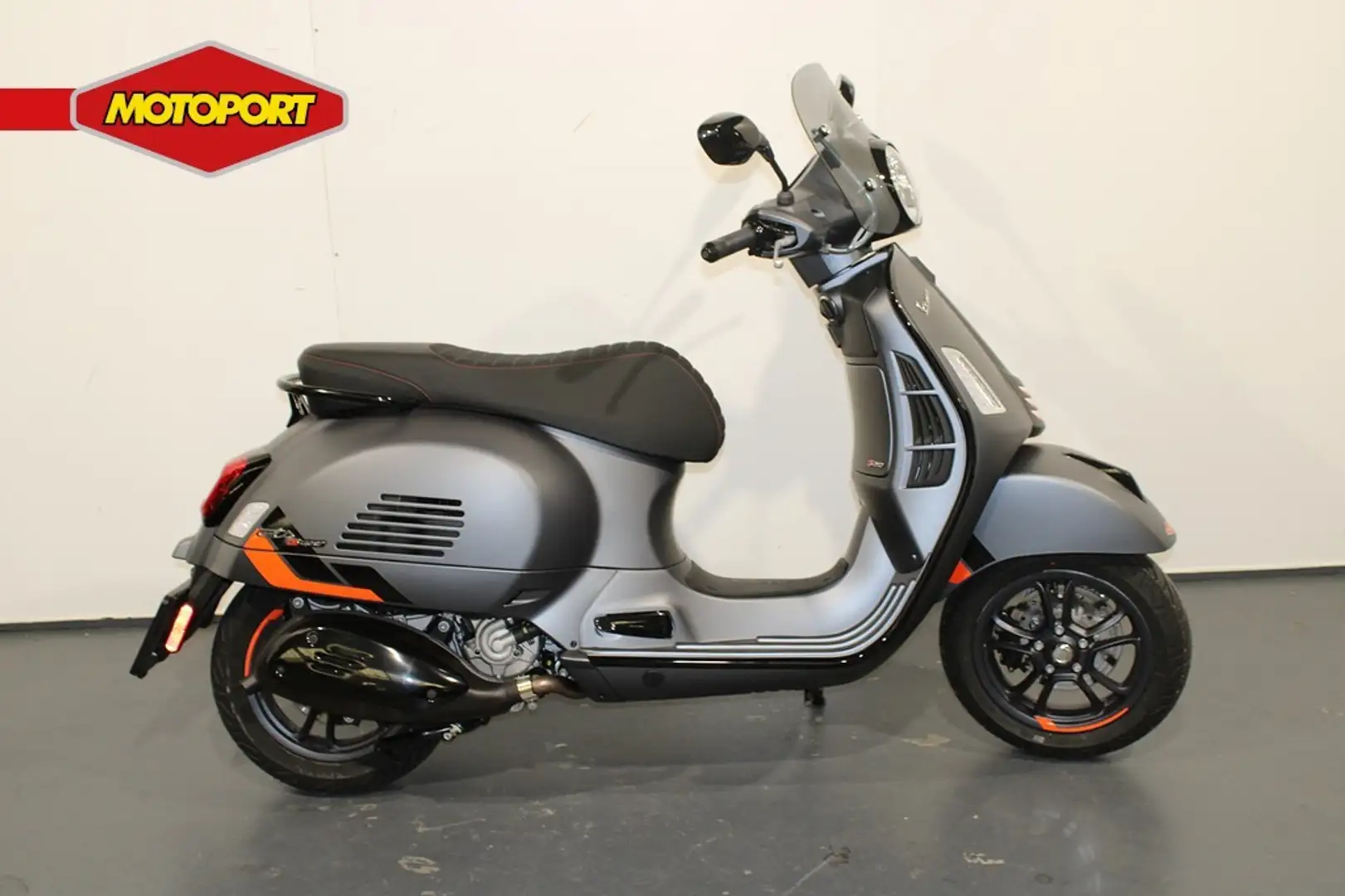 Vespa GTS Super Sport 310 Supersport Šedá - 1