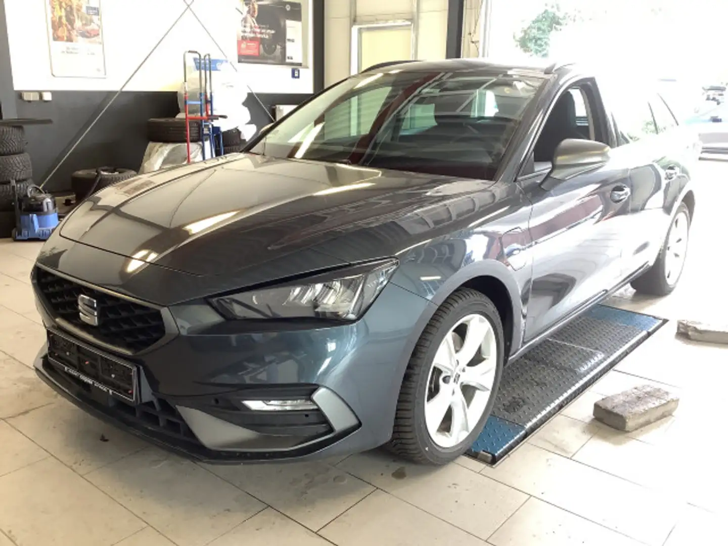 SEAT Leon Sportstourer 1.4 e-HYBRID FR DSG Navi ACC Grau - 2