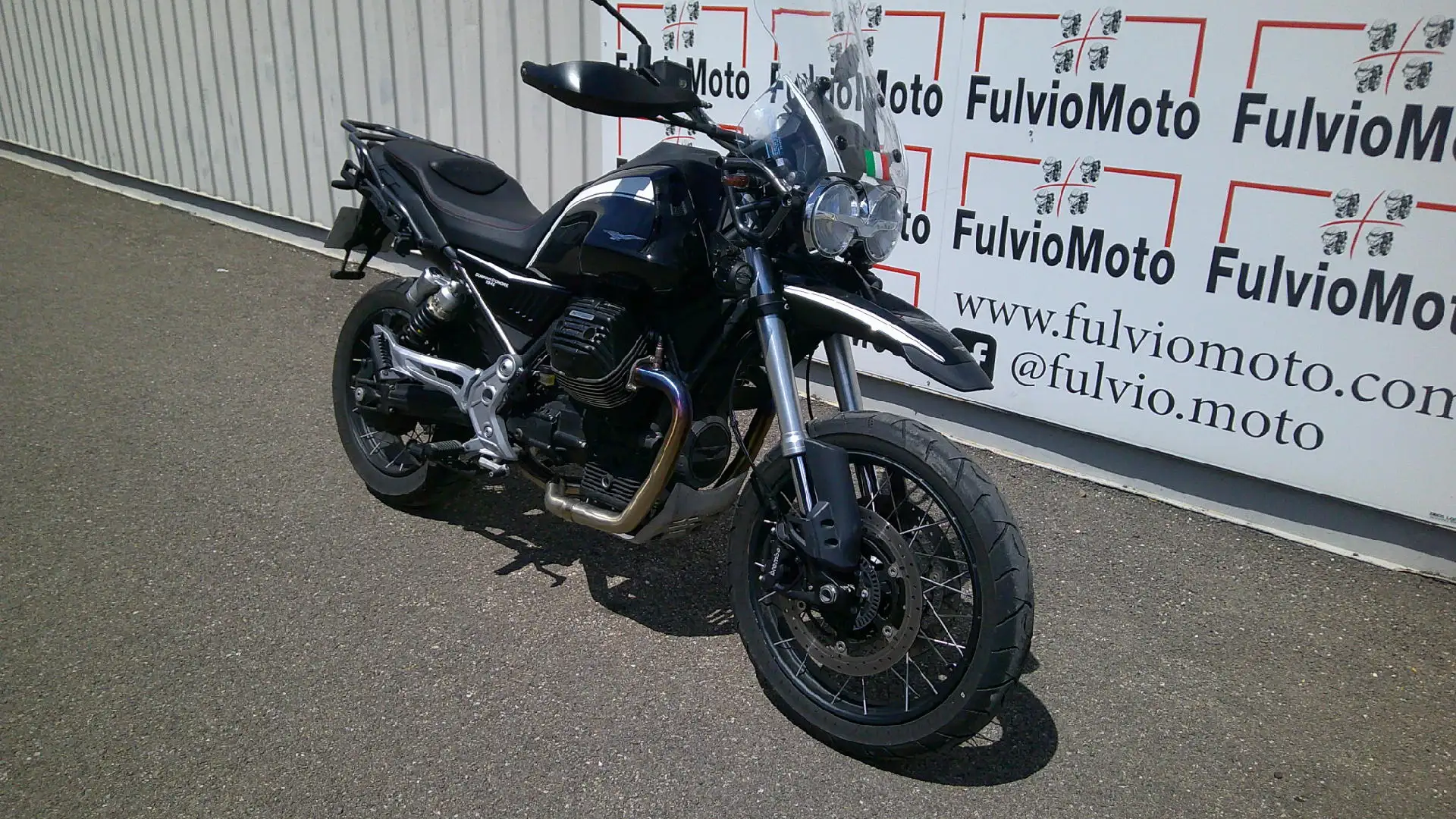 Moto Guzzi V 85 TT Noir - 1