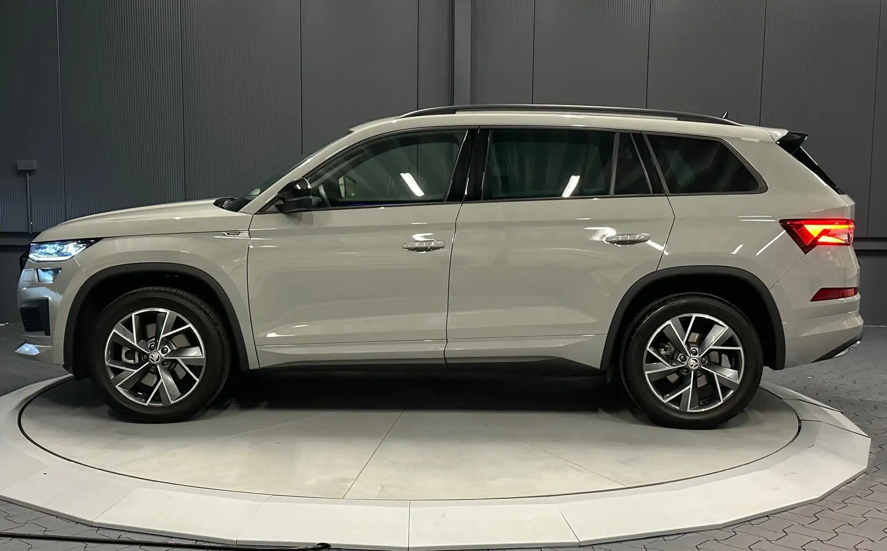 Skoda Kodiaq Sportline 4x4 *19Zoll*VIRTUAL*KAMERA*el.Klappe* Szürke - 2