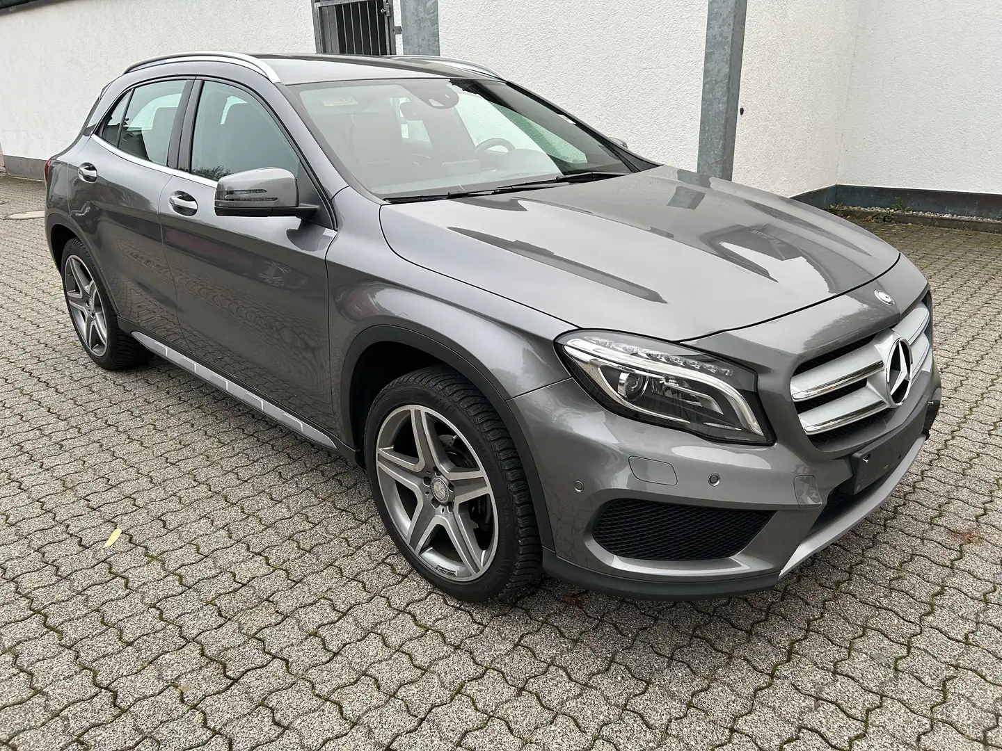 Mercedes-Benz GLA 200 AMG Street Style AHK Tempo 19" BiXenon.... Grau - 1