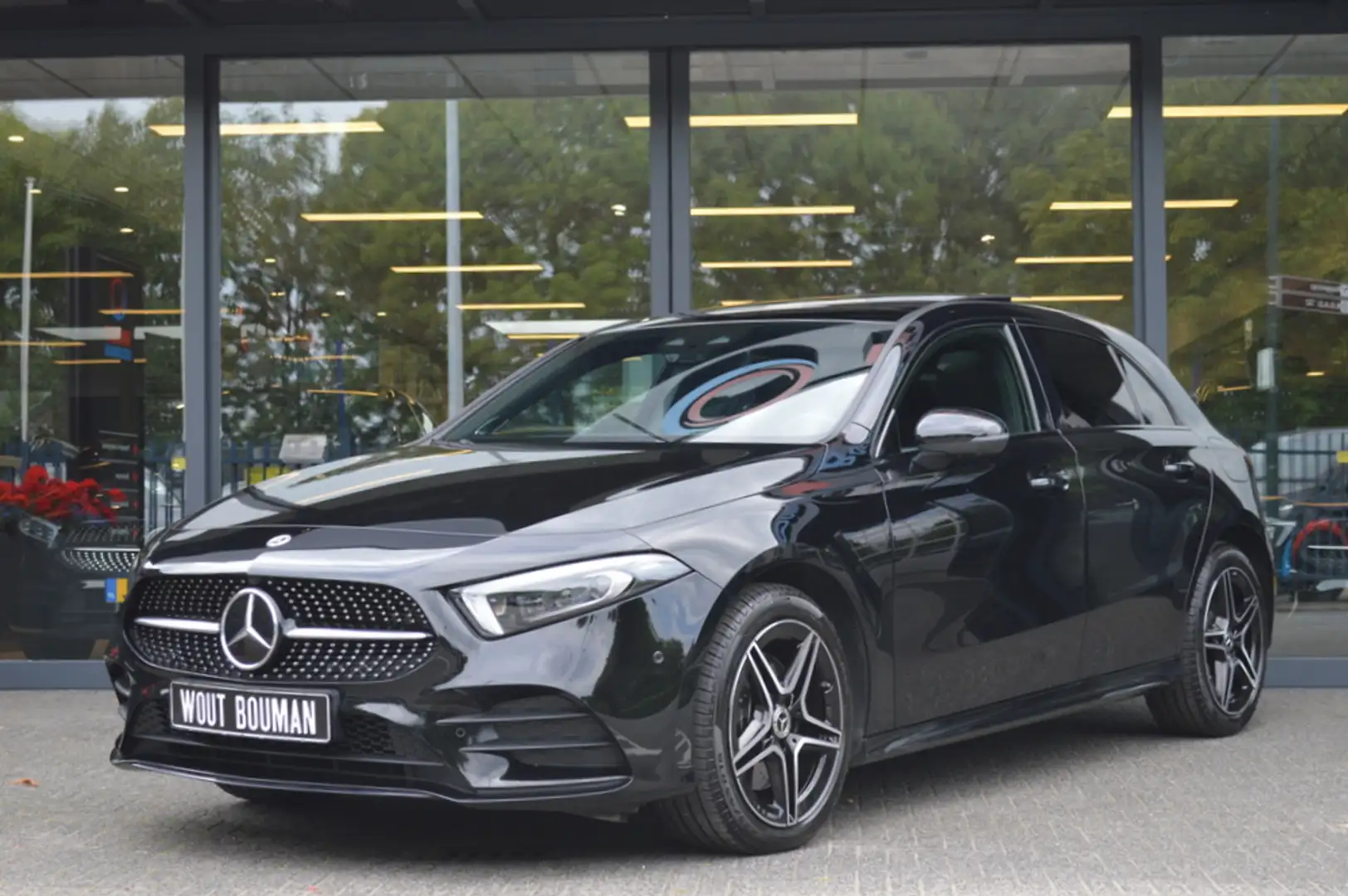 Mercedes-Benz A 250 e AMG Led Panorama Distronic Burmester Camera 360 Zwart - 2