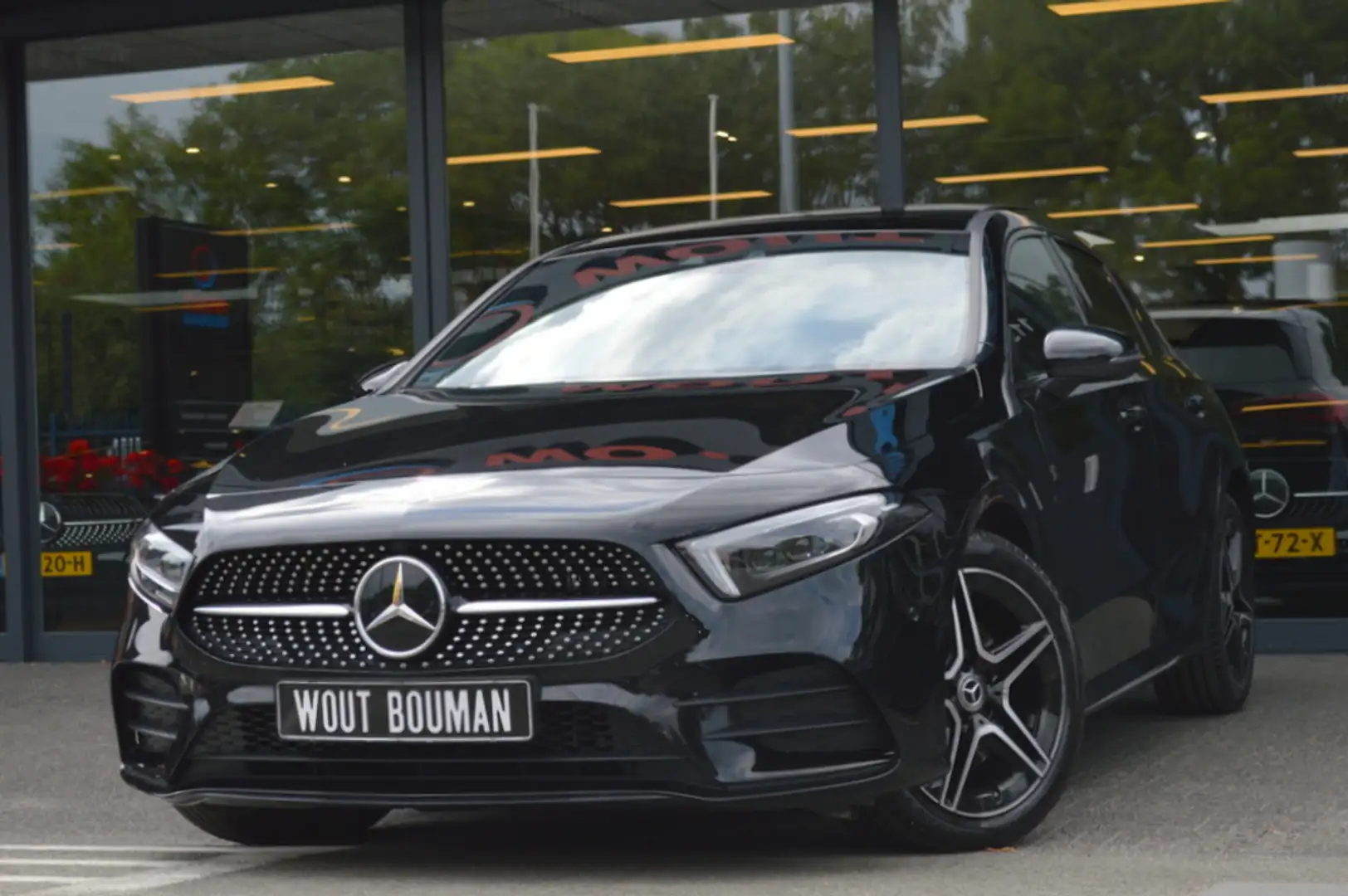 Mercedes-Benz A 250 e AMG Led Panorama Distronic Burmester Camera 360 Zwart - 1