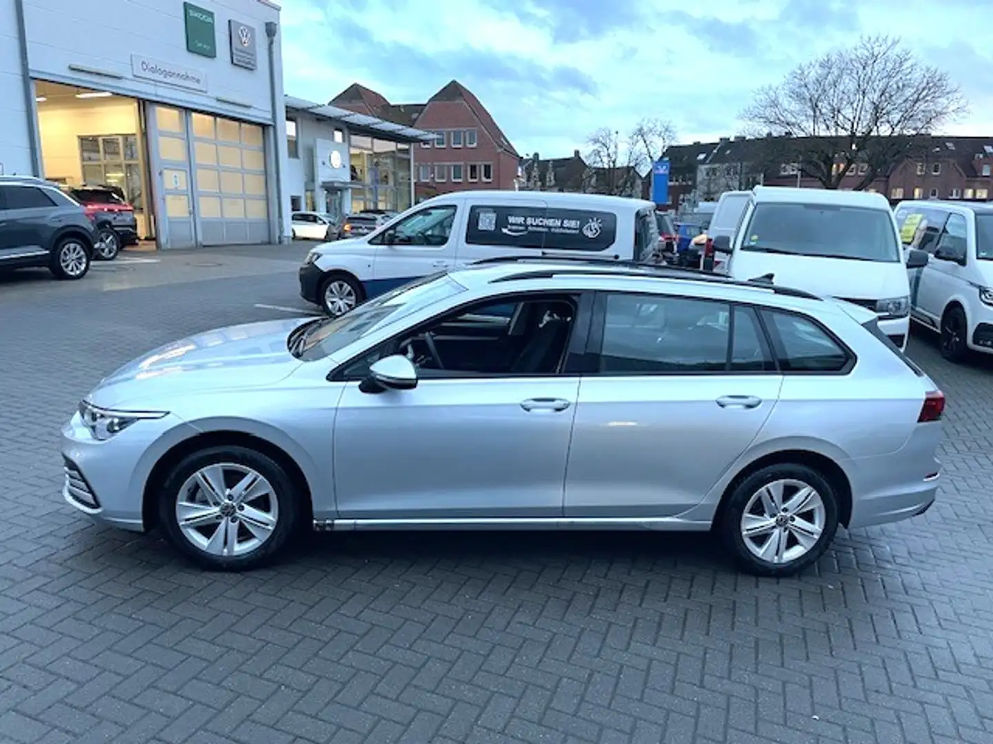 Volkswagen Golf VIII Variant 1.5 eTSi DSG Life ACC Navi Sitzhei... Silber - 2