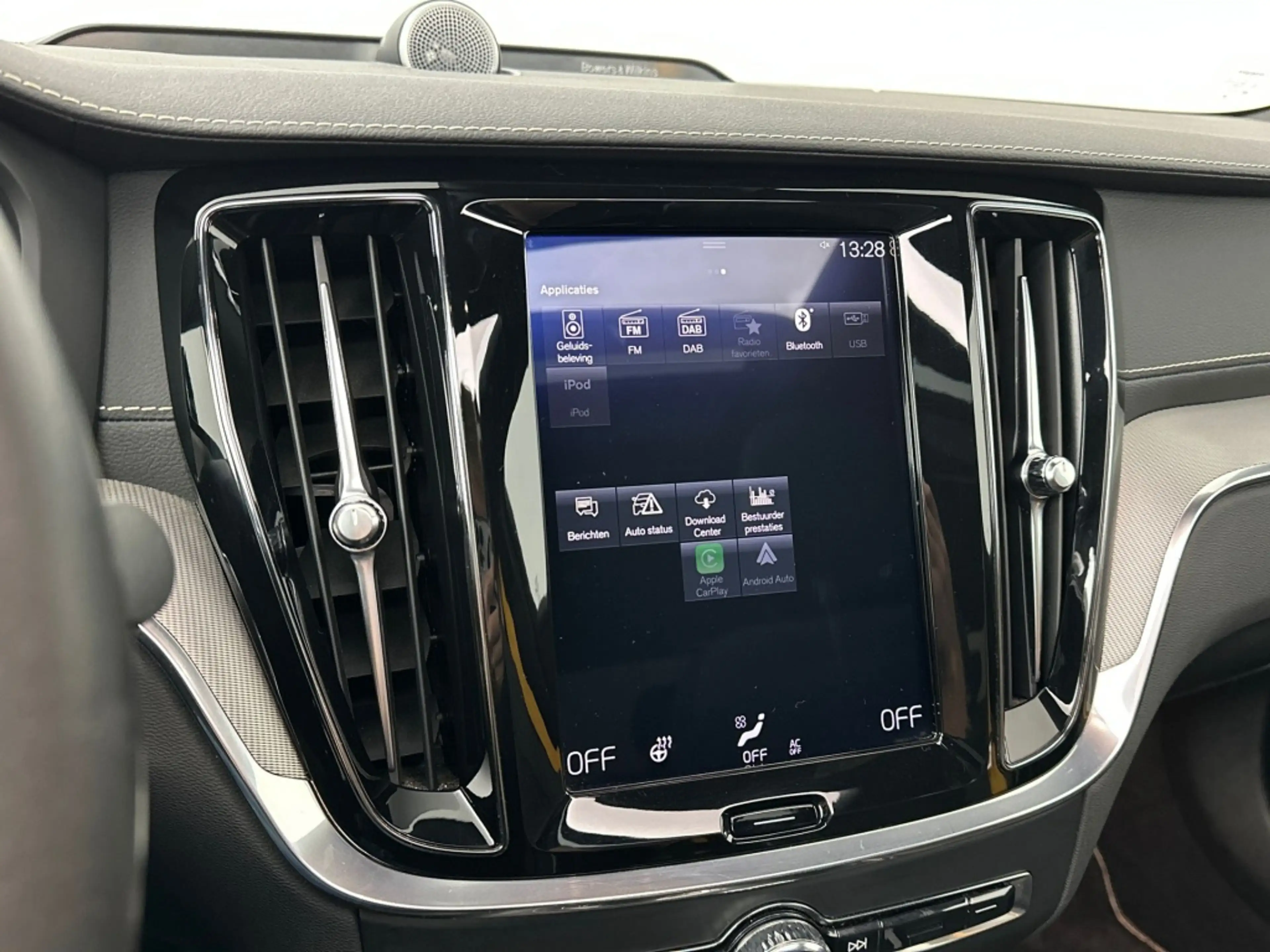 Volvo S60 T8 405PK Polestar Engineered| Pano| HUD| Bowers&Wi — photo 37