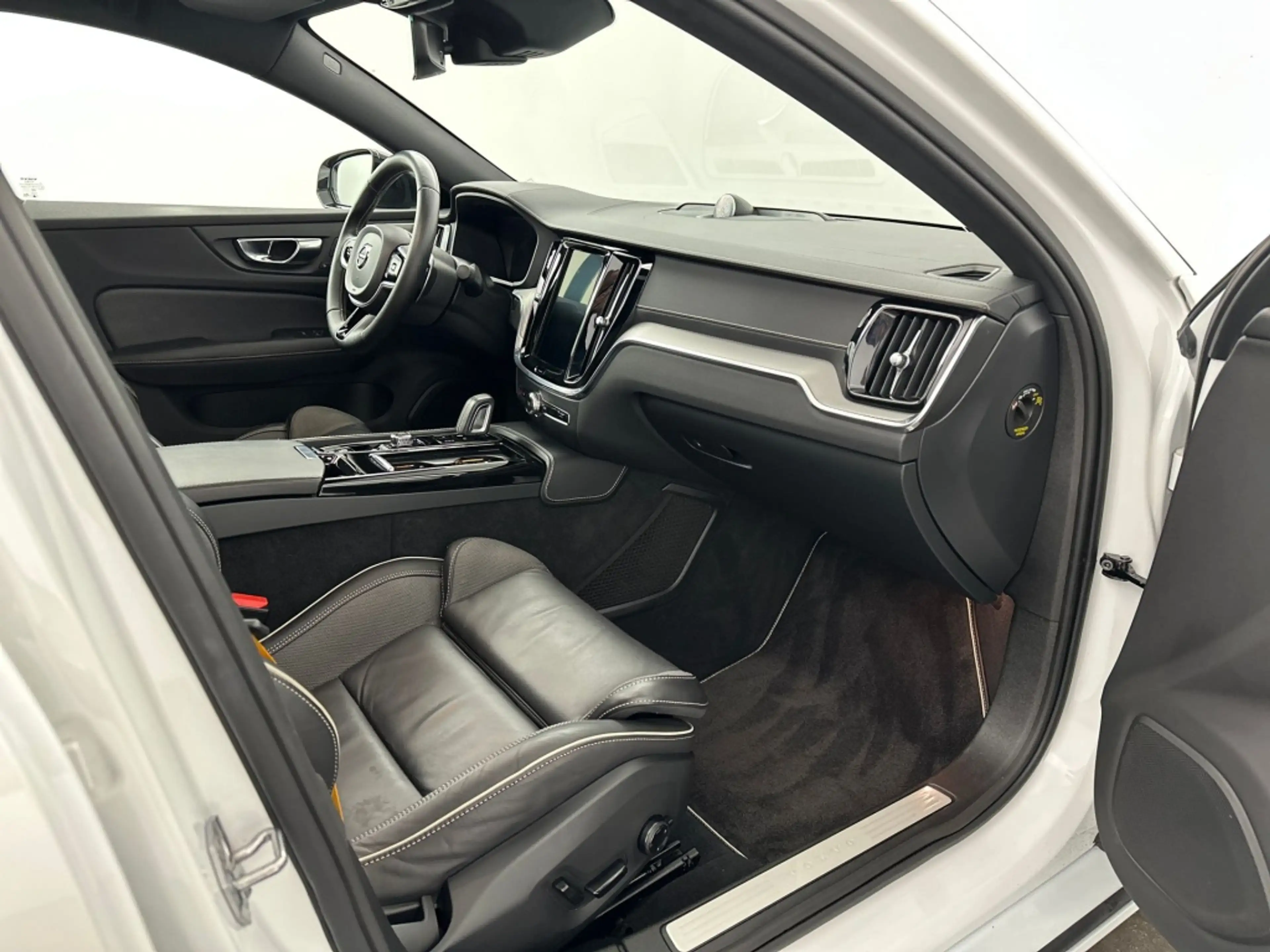 Volvo S60 T8 405PK Polestar Engineered| Pano| HUD| Bowers&Wi — photo 21