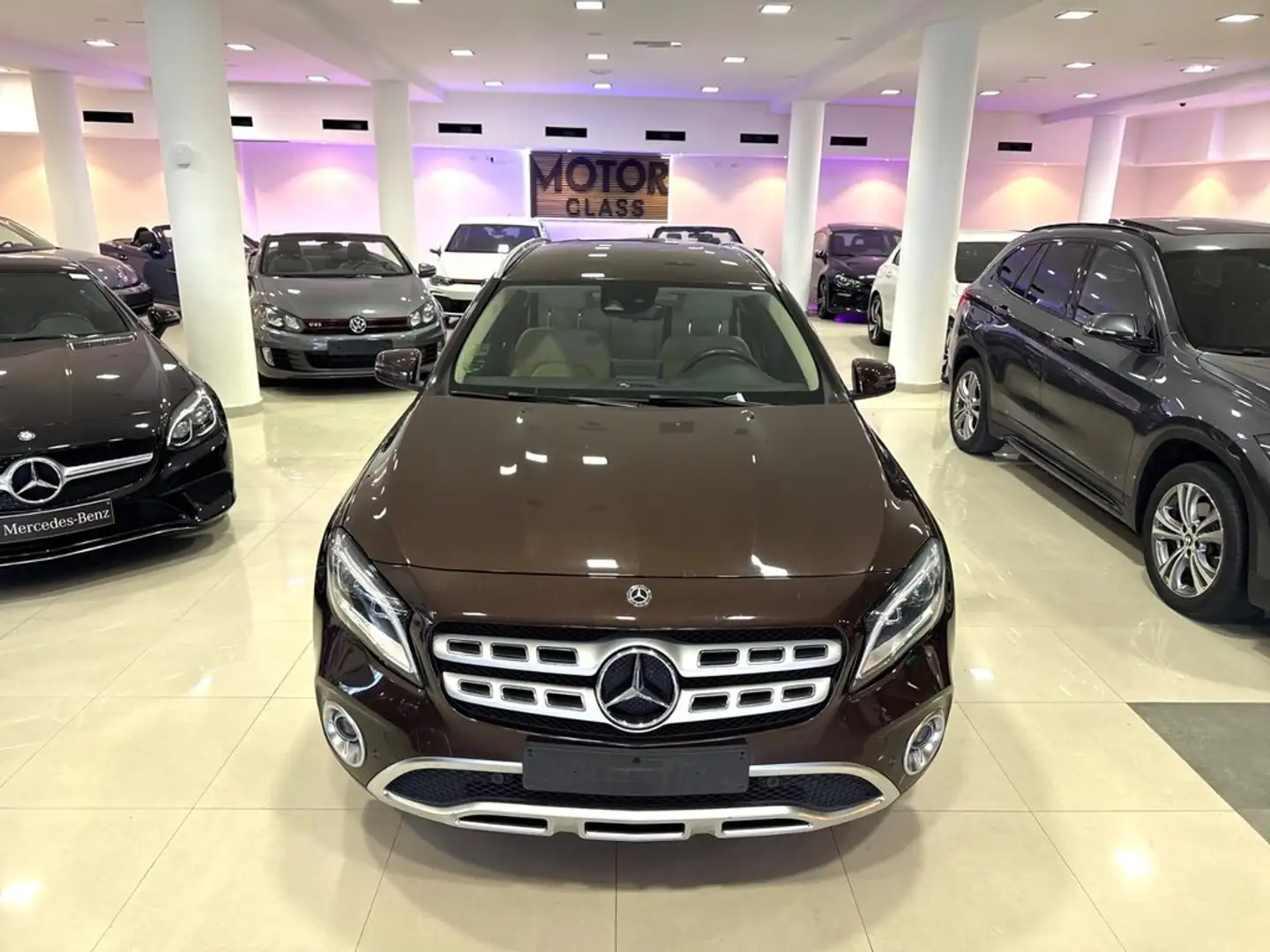 Mercedes-Benz GLA 200 Braun - 2