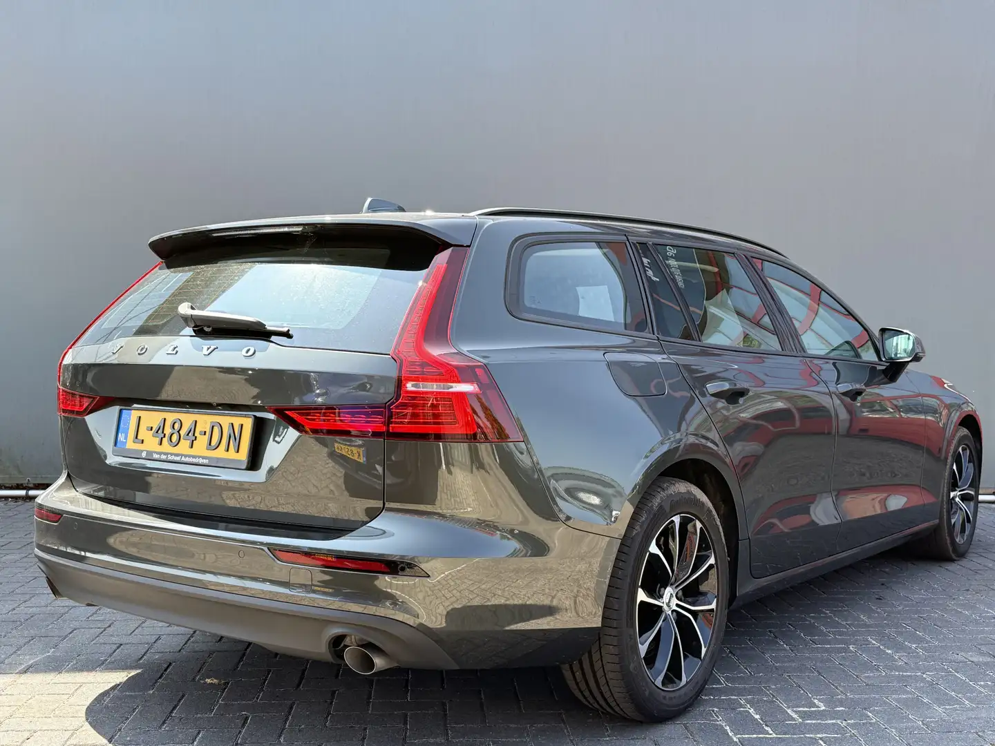 Volvo V60 BWJ 2021 2.0 B3 164 PK Momentum Advantage AUTOMAAT Grijs - 2