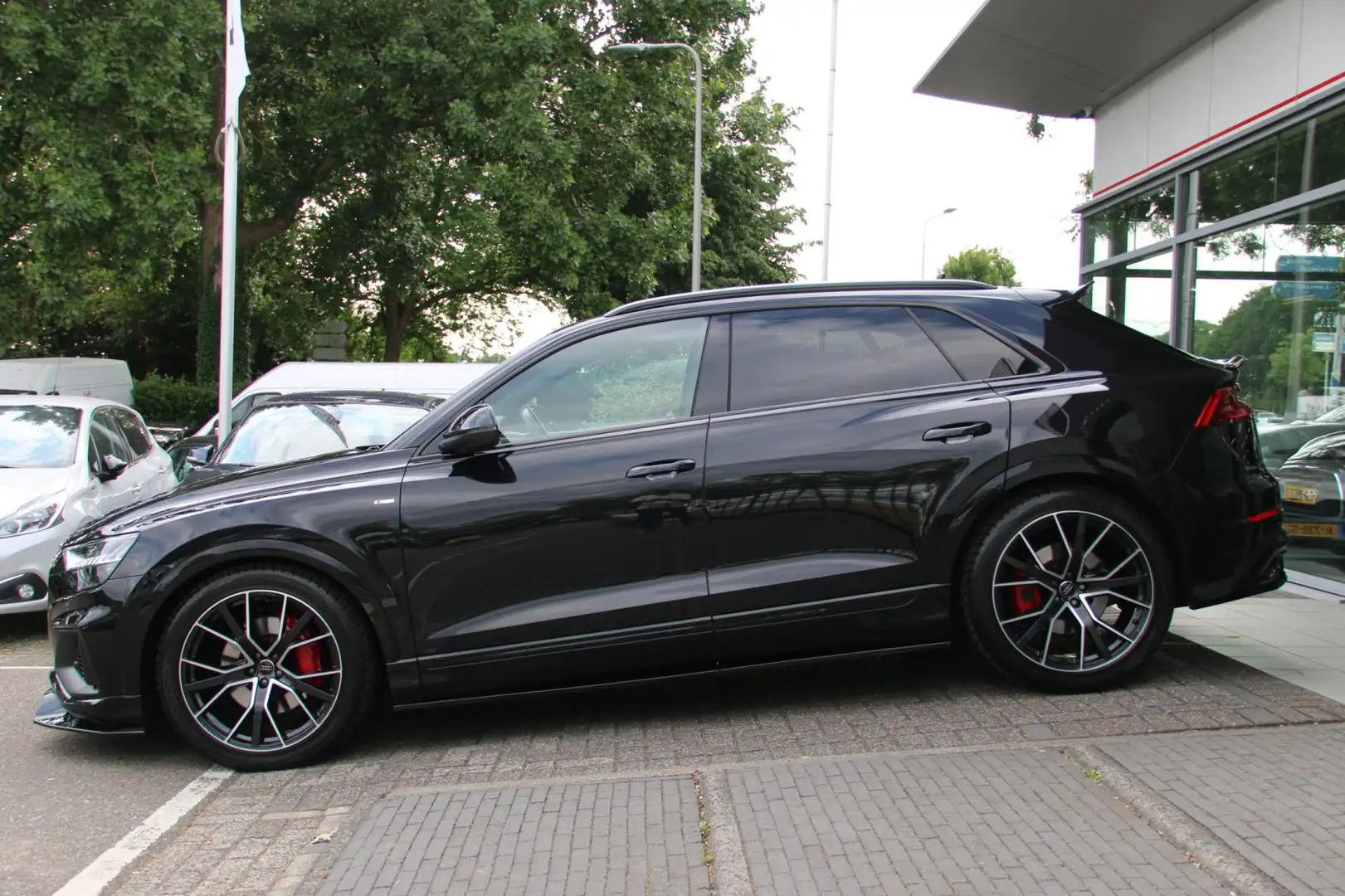 Audi Q8 55 TFSI quattro S-LINE LUCHTVERING B&O DEALER OND! Zwart - 2