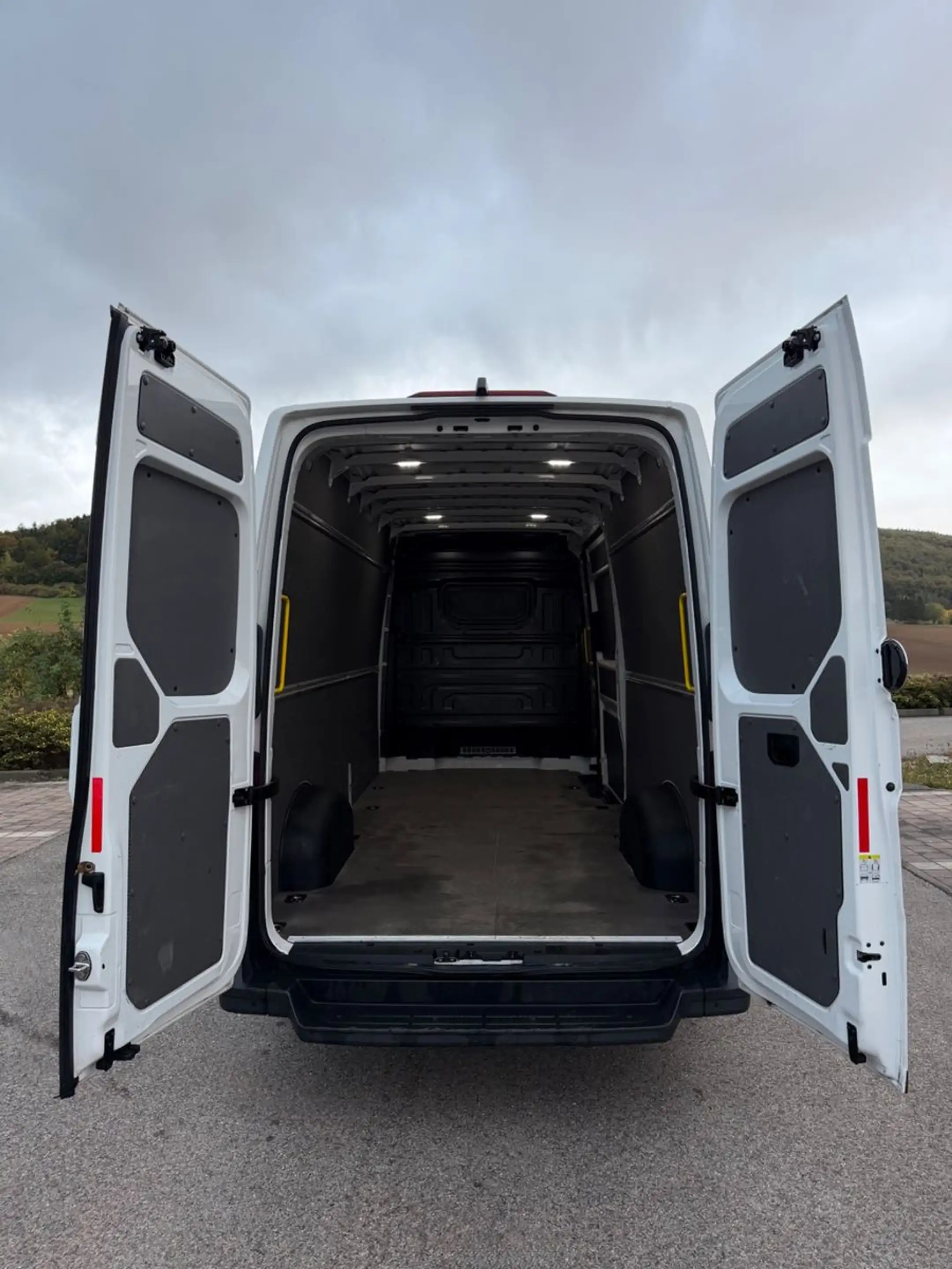 Volkswagen Crafter Kasten 35 lang Hochdach FWD — photo 15