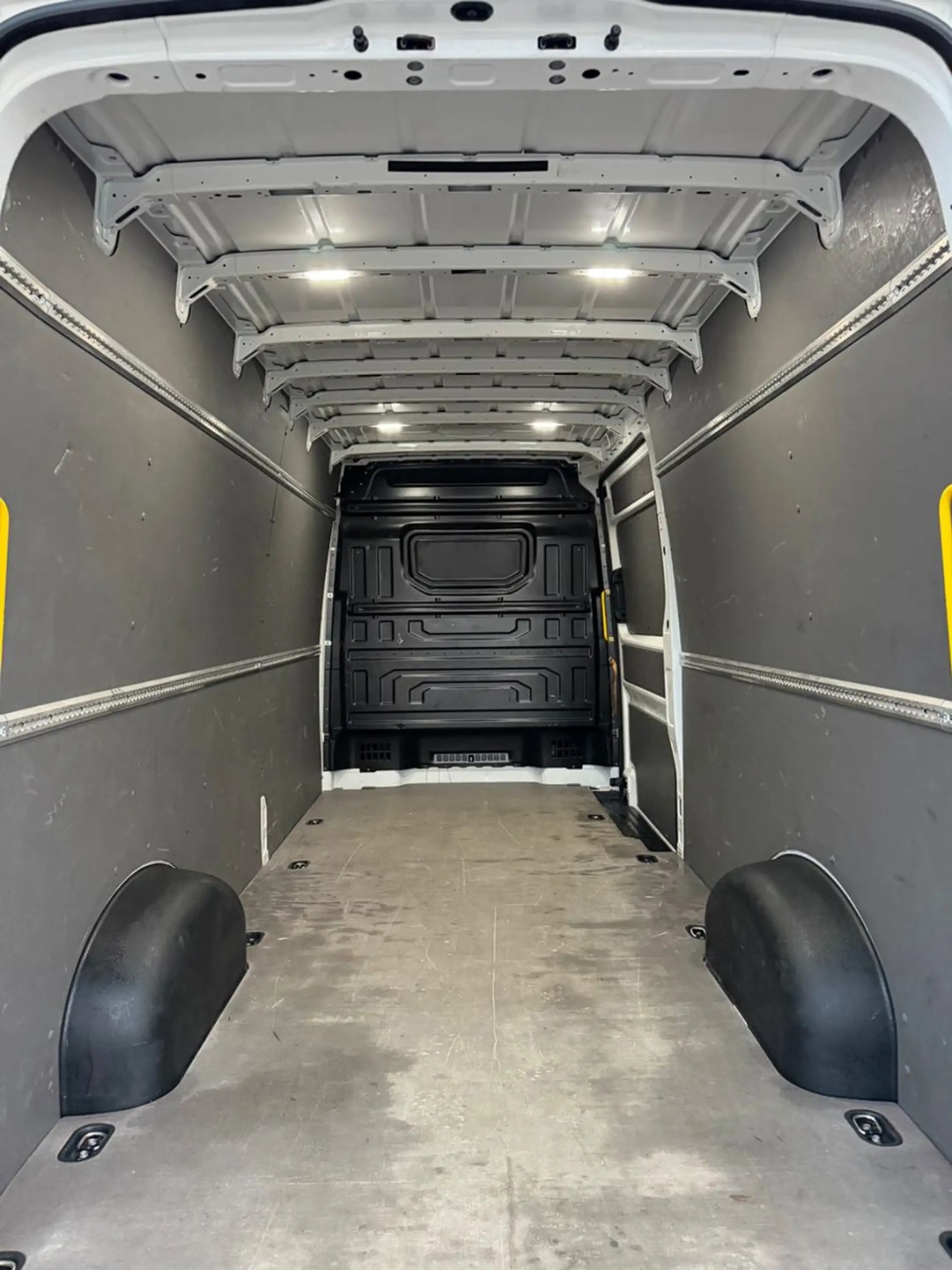 Volkswagen Crafter Kasten 35 lang Hochdach FWD — photo 16