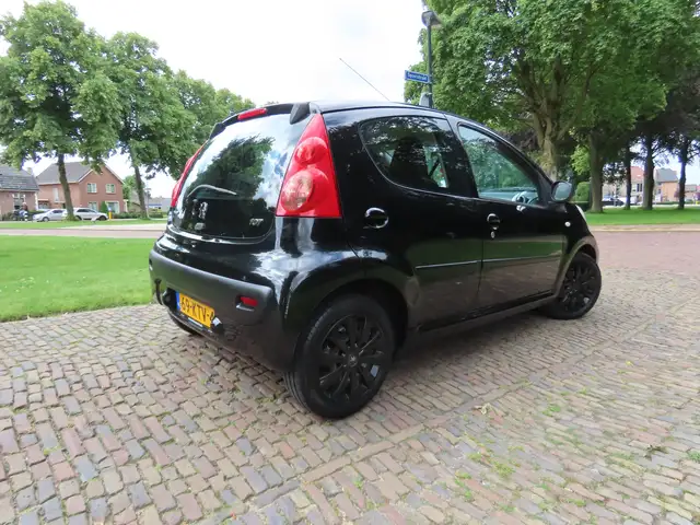Peugeot 107 view 2