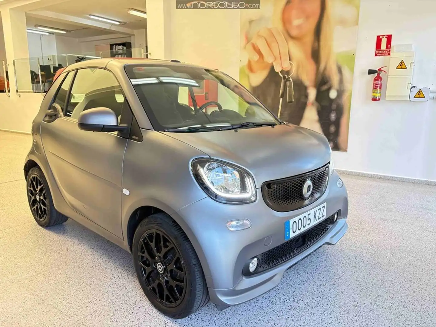 smart forTwo 0.9 66kW 90CV CABRIO Urbanshadow Editi Gris - 1