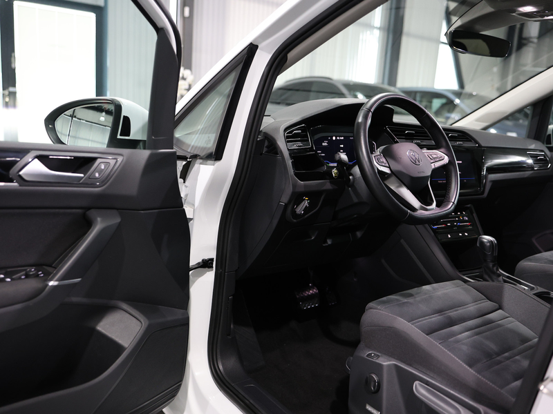 Volkswagen Touran 2.0 TDI DSG IQ Comfortline / 7-SITZE, LED — photo 12