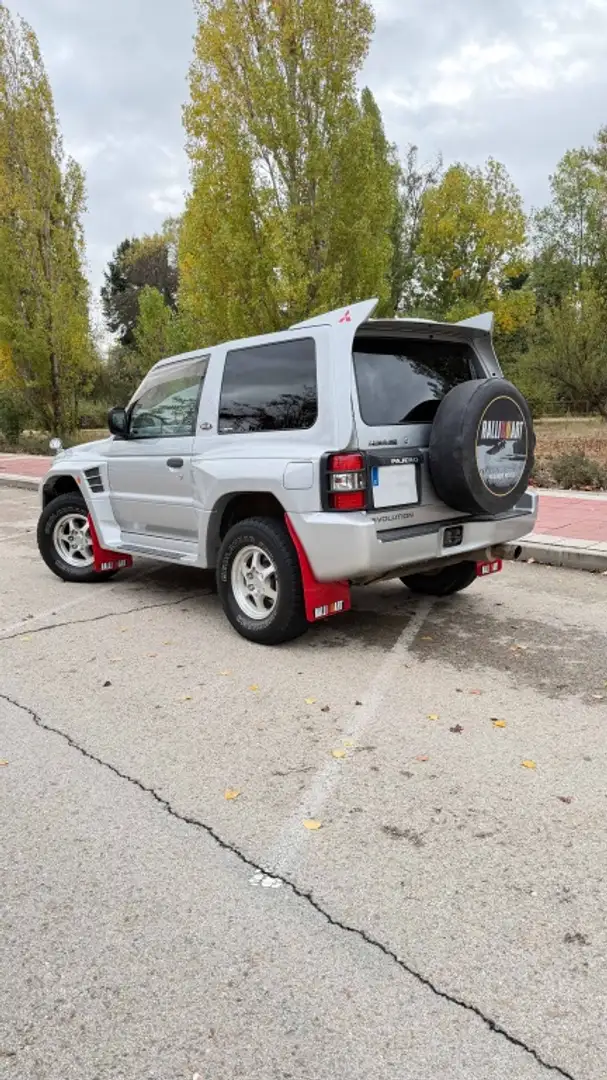 Mitsubishi Pajero Todoterreno Automático de 3 Puertas Gris - 2
