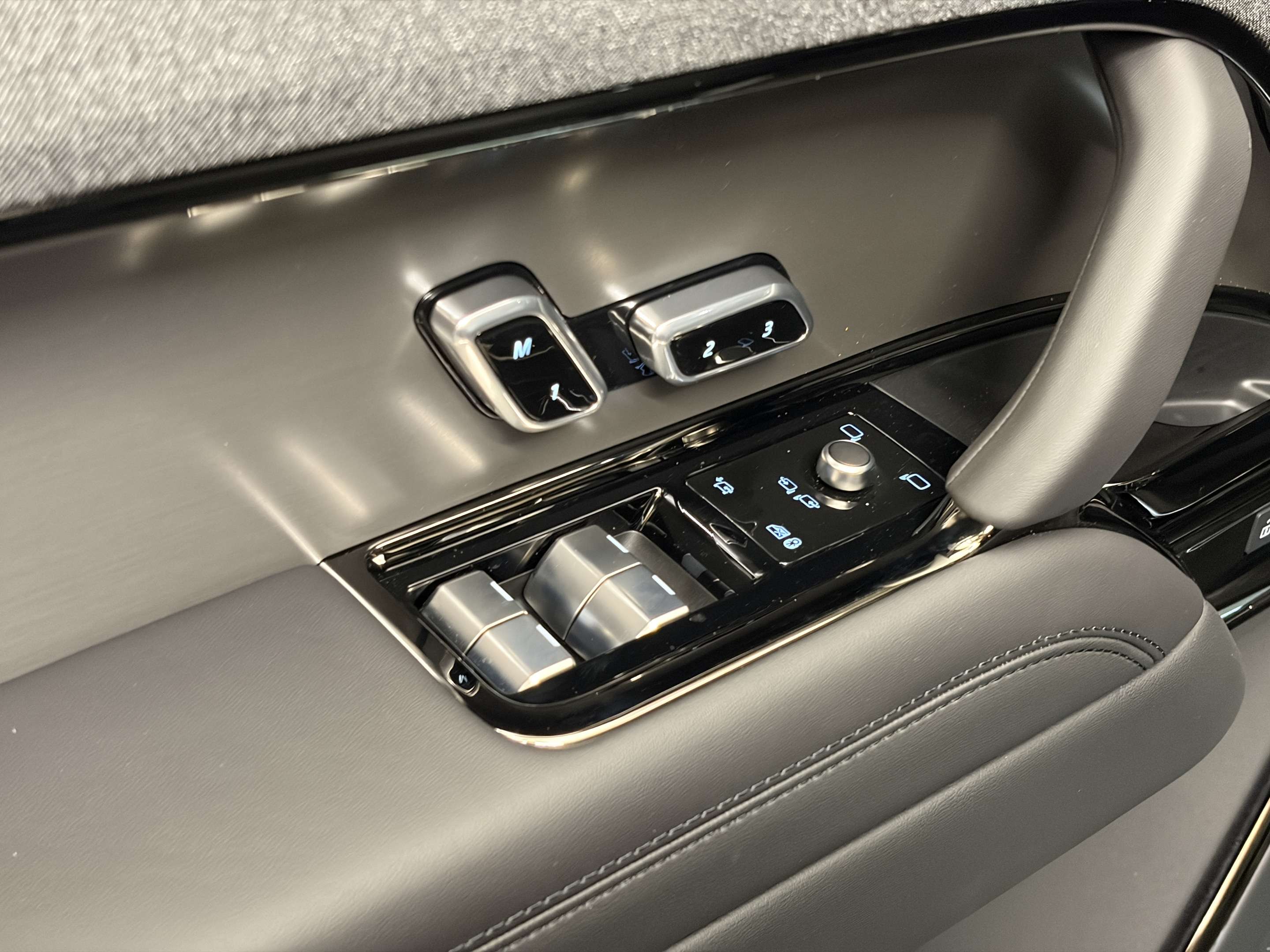 2026 Land Rover Range Rover Sport Dynamic SE thumb 9