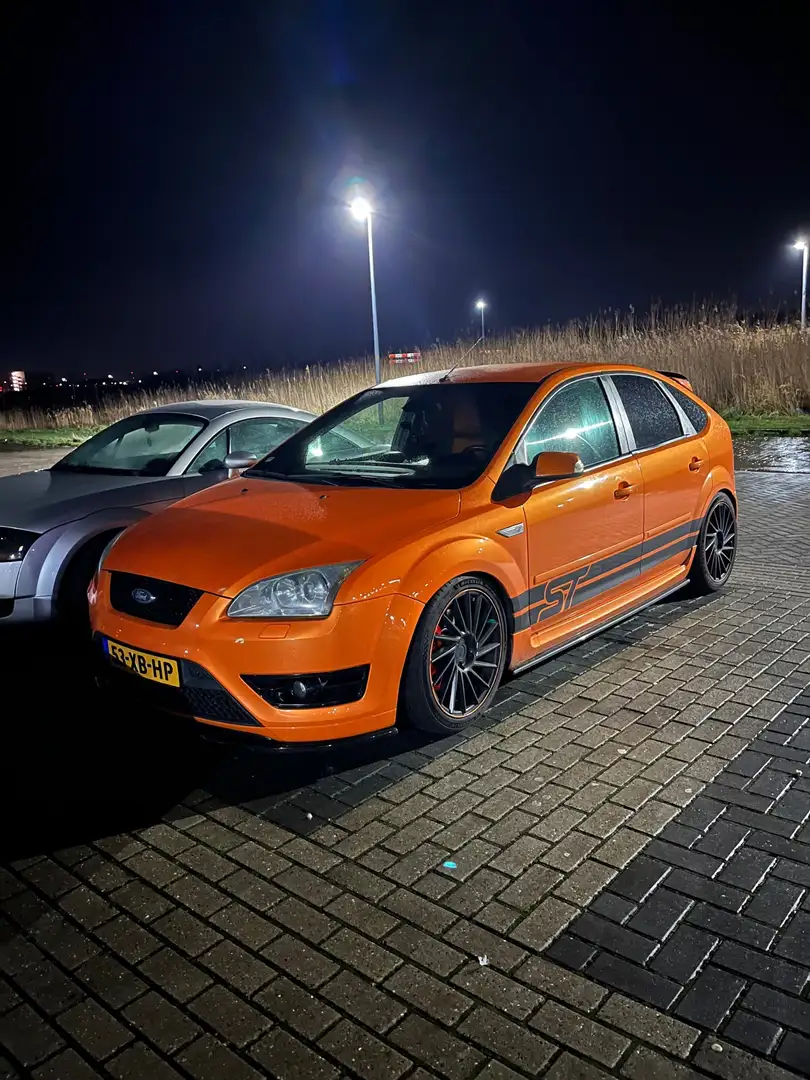 Ford Focus 2.5 ST 330pk Oranje - 1