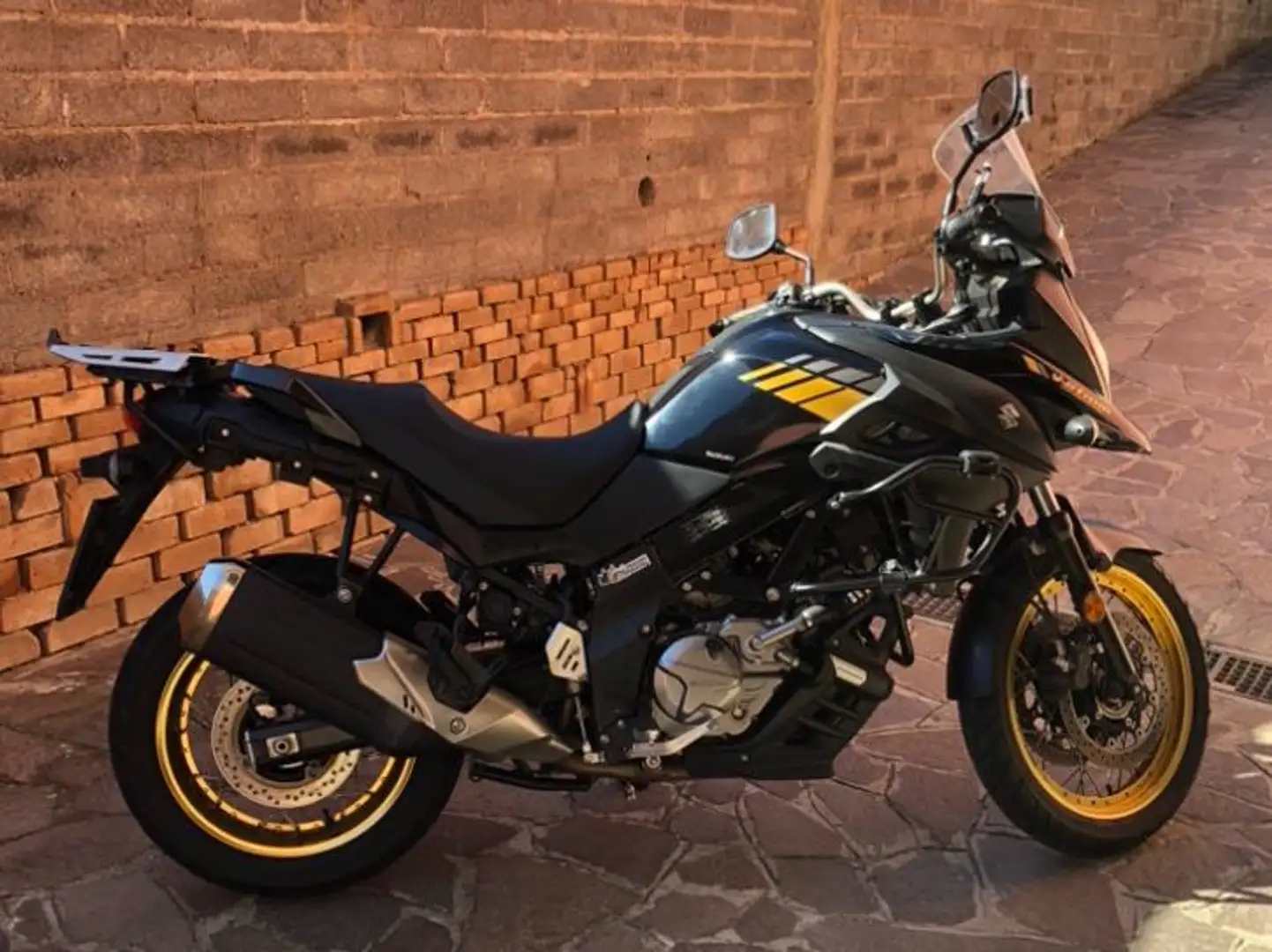 Suzuki V-Strom 650 XT Explorer V Strom XT MY 2020 Zwart - 1