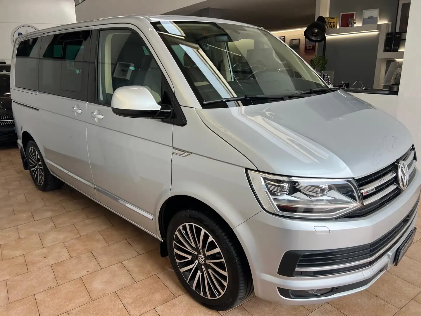 Volkswagen T6 Multivan 2.0 TDI 199 CV DSG 4MOTION PRESTIGE IVA UNICO PROP Plateado - 2