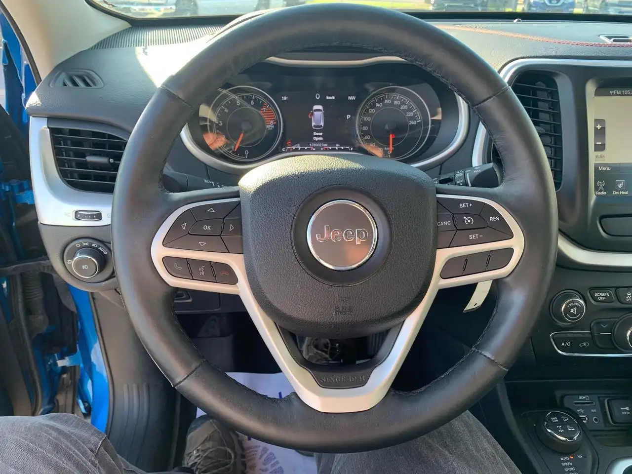 Jeep Cherokee снимка Jeep Cherokee