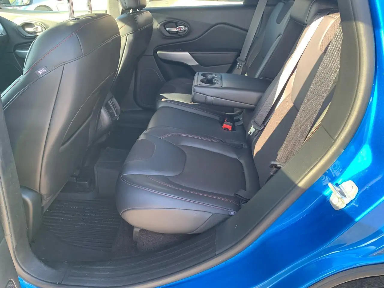 Jeep Cherokee снимка Jeep Cherokee